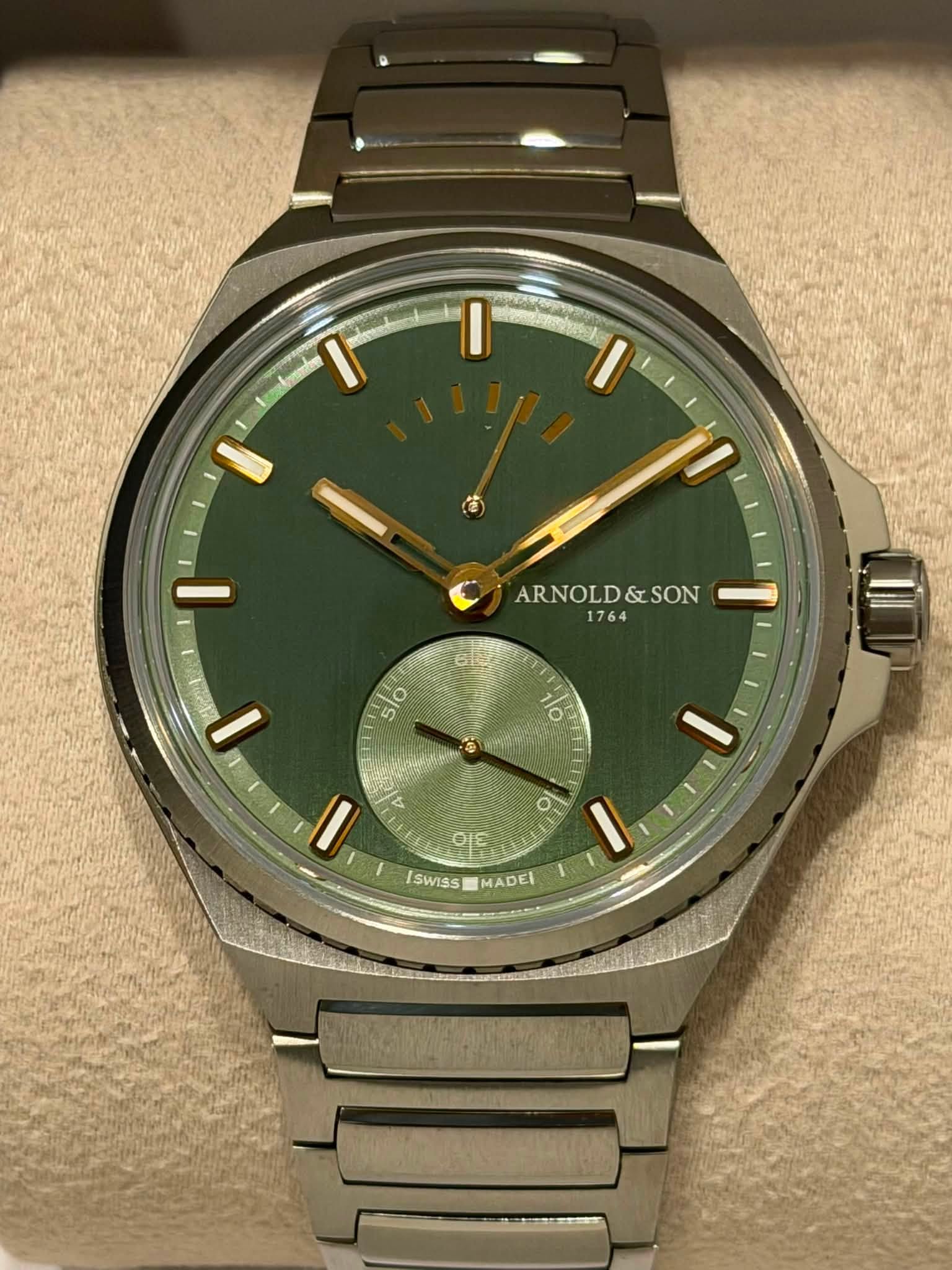 May be an image of wrist watch and text that says 'ARNOLD&SON ARNOLD& SON 1764 8度 10 0 O I 5/0 I ۱ا A નદ ISWISS ISWISS MADEI'