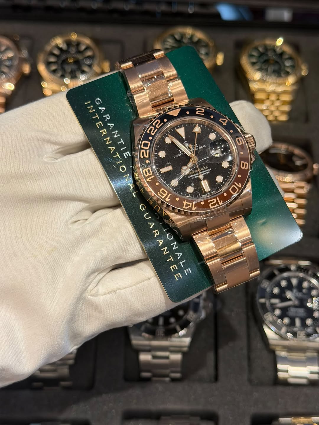 May be an image of wrist watch and text that says '2 4 الن лb ΌΑ OYSTER 6 限必 M 8 INT INTERNATIC GARANTIE GARANTI काર 16 10 GUARANTEE GUANIONALE NAL 14 L'