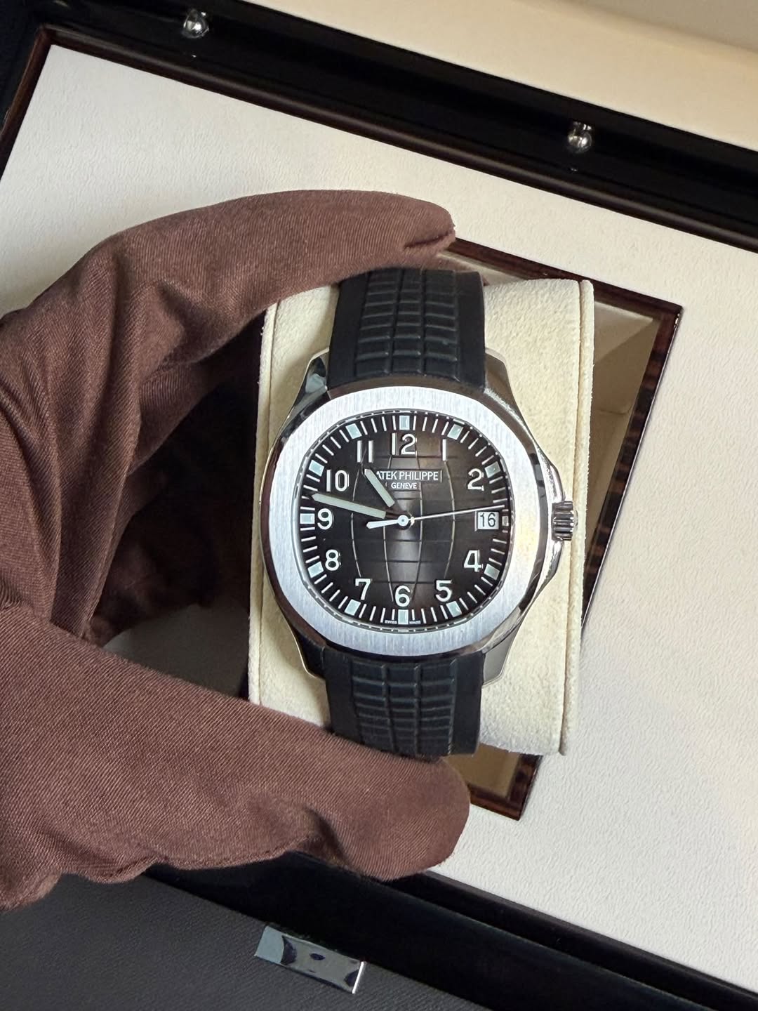 May be an image of wrist watch and text that says '70 Ⅱ1 2 0 ATEKPHILIPPE LIPPE STEKPHIL THEVE '