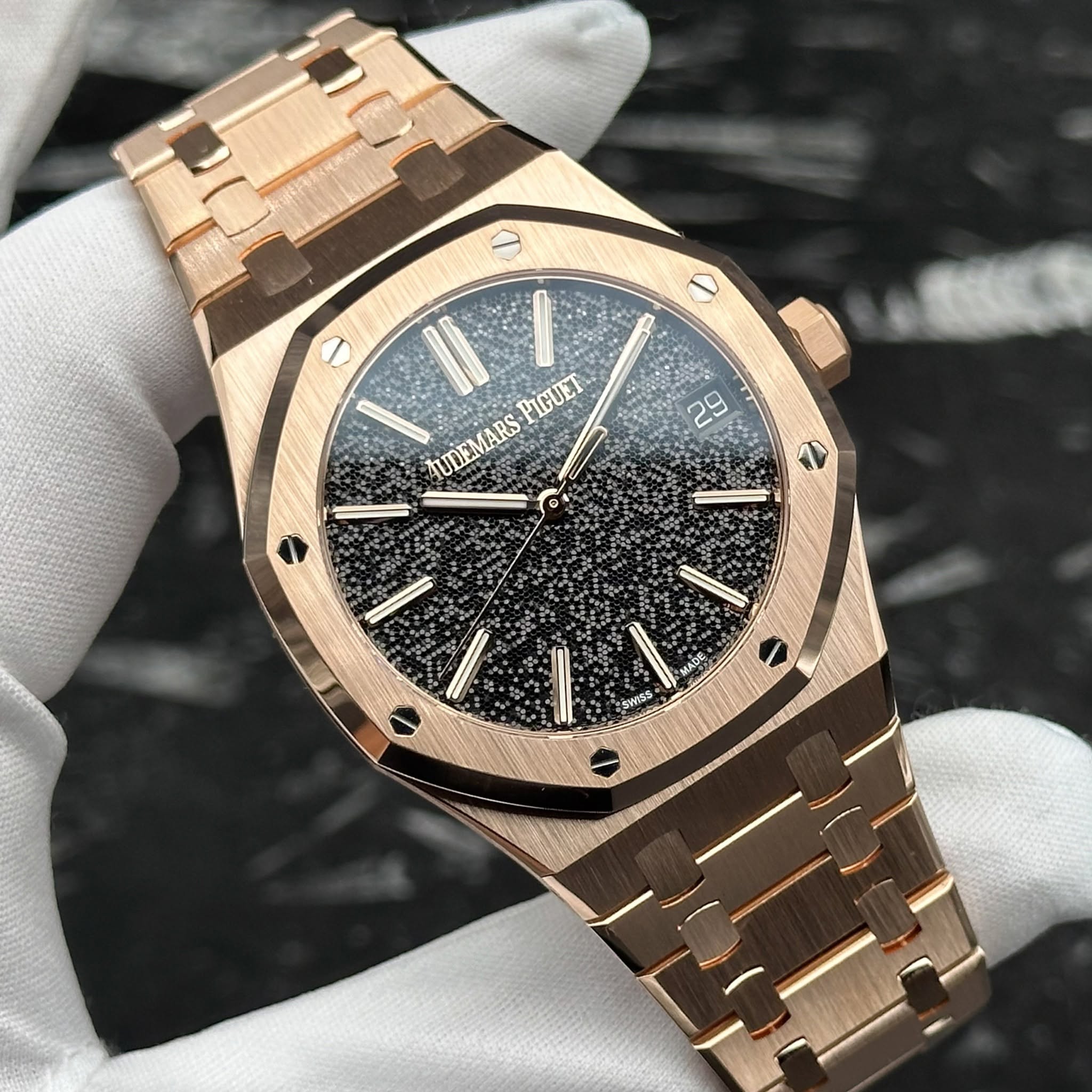 May be an image of wrist watch and text that says '29 /۱// PIGUET AUDEMARS UDEMARS LIA EWIGS A SE AD袋'
