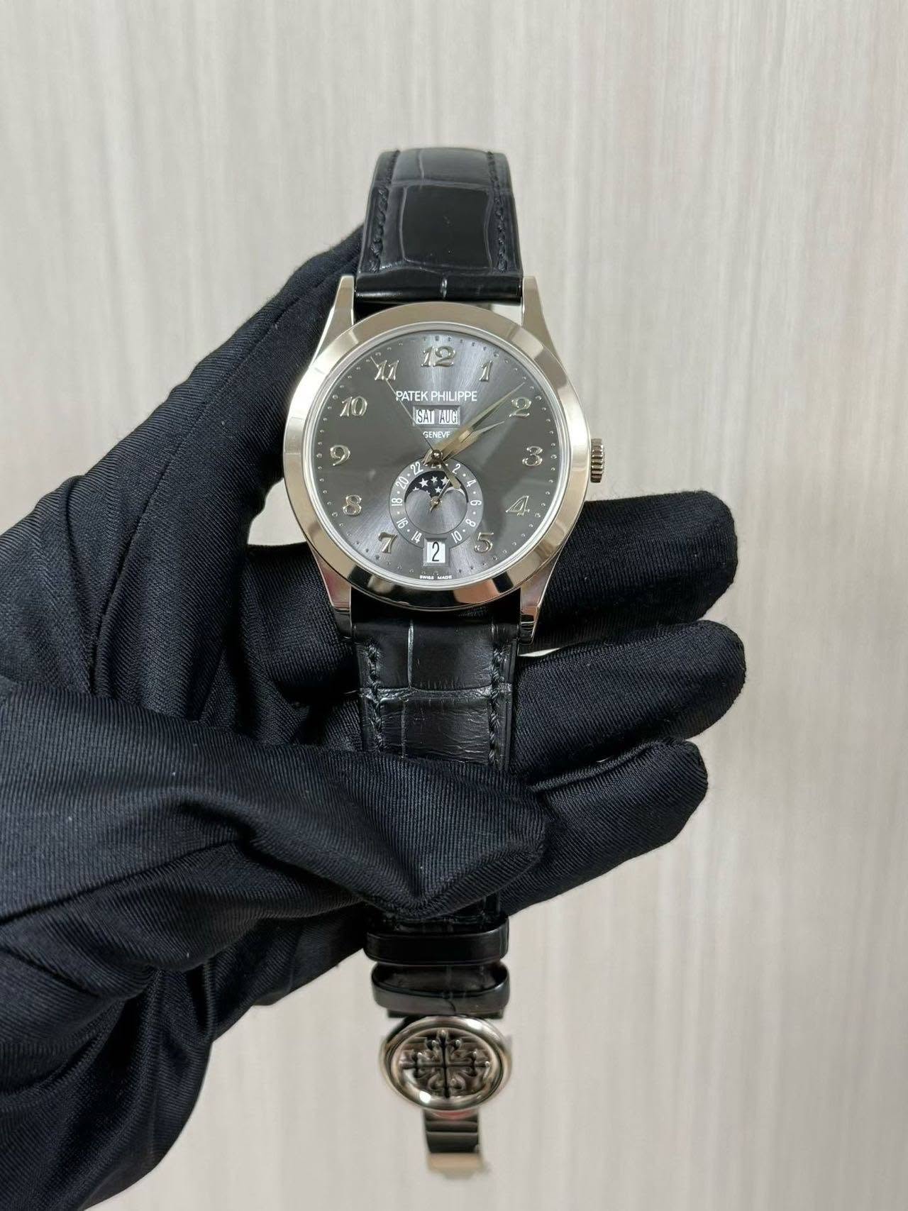 May be an image of wrist watch and text that says '9 70 ኢን PATEKPHILIPPE ΡΕ JSME የረ HAC USHT SINDVT O 9 2 3 2 น 2 * * 热 - WЛ مي க் ي 14 회 - 10 2 m'