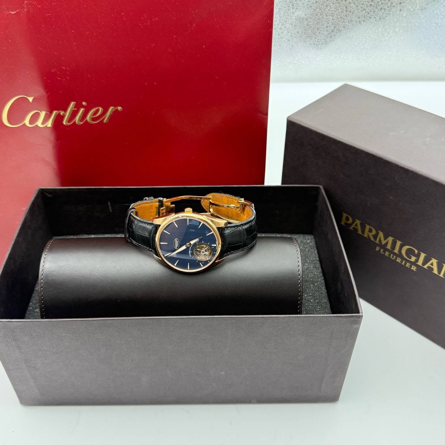 May be an image of wrist watch and text that says 'Cartier LIGIA IGIA IER RIER'