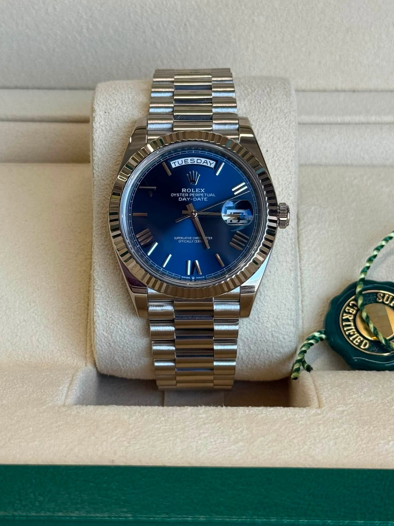 May be an image of wrist watch and text that says '00 TUESDAY ROLEX DAY -DATE ROLEXUA -DAT 二 y8 ER IFIED CORTIEIE ปี IFTED'