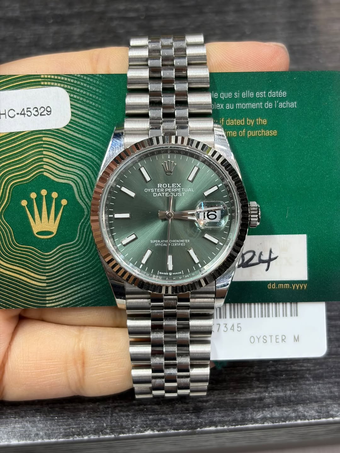 May be an image of wrist watch and text that says 'C- C-45329 le que si eile est datée ex au moment de l'achat dated by the me of purchase ERDED ROLE PERPETI ROLEX OYST…
