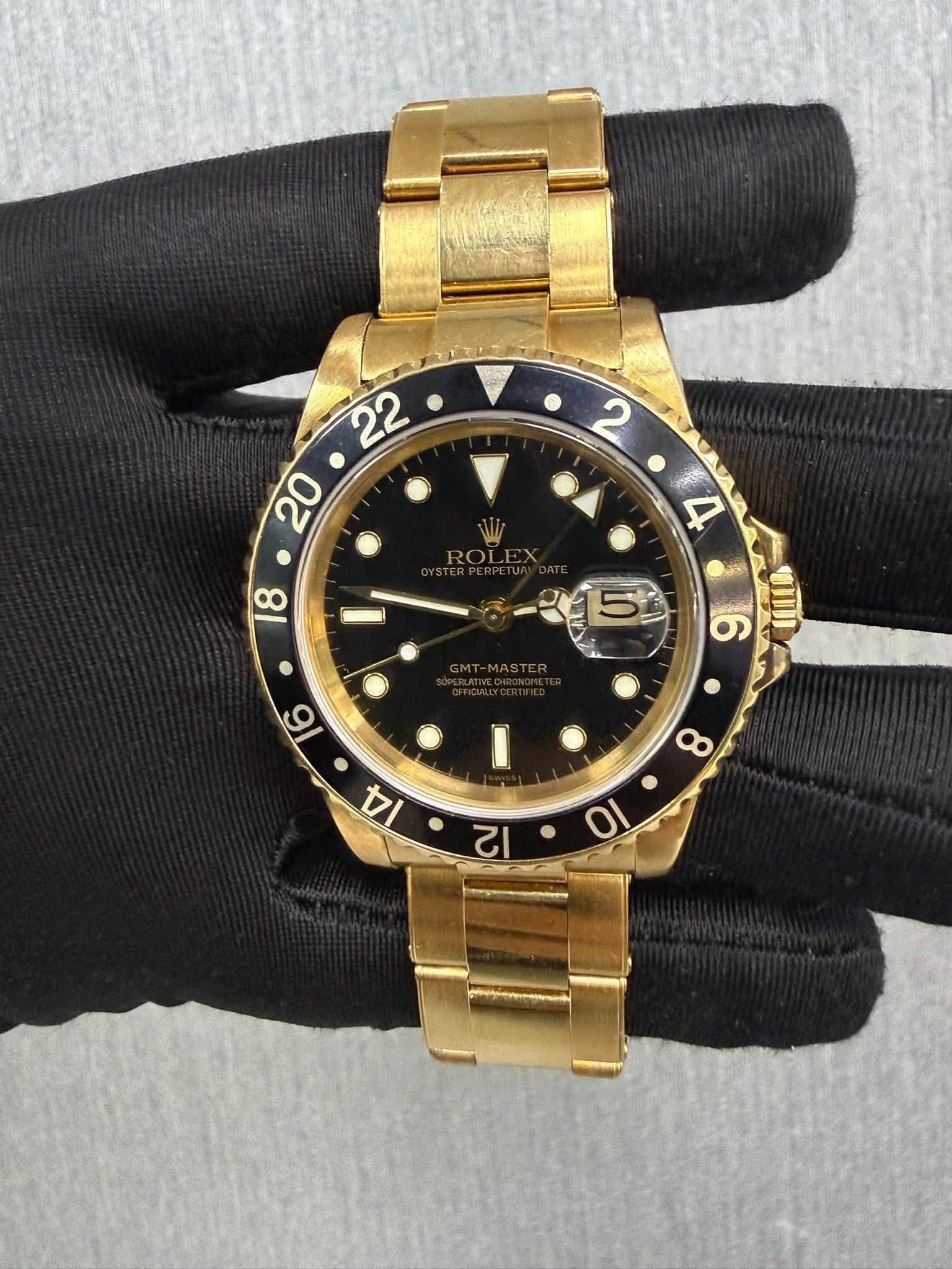 May be an image of wrist watch and text that says ' ROLEX RO 一 SA S '