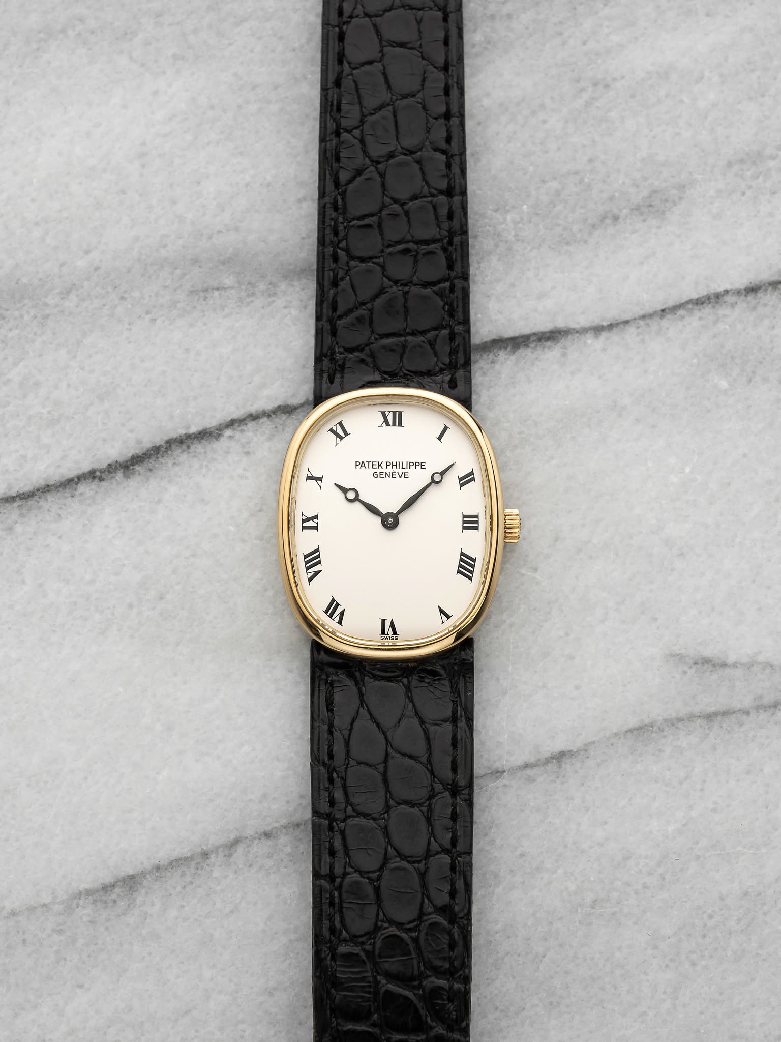 May be an image of leather, wrist watch and text that says 'XII XI PATEKPHILIPFE PATEH PHILIPFE GENEVE いに I 一 IX IX rouna VII VII IIII ١ F'