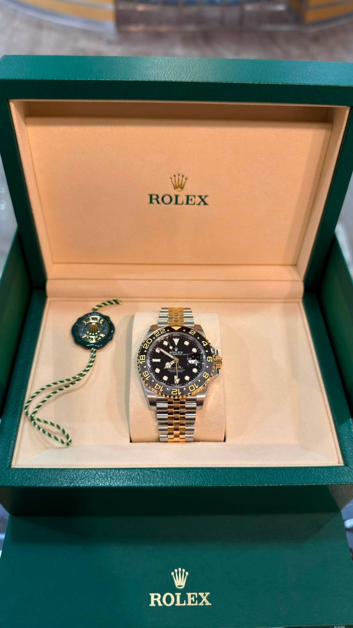 May be an image of wrist watch and text that says 'ROLEX I e 4 BL هن 0 16 0 8 د ا٩ 2N 2° 0 ROLEX'