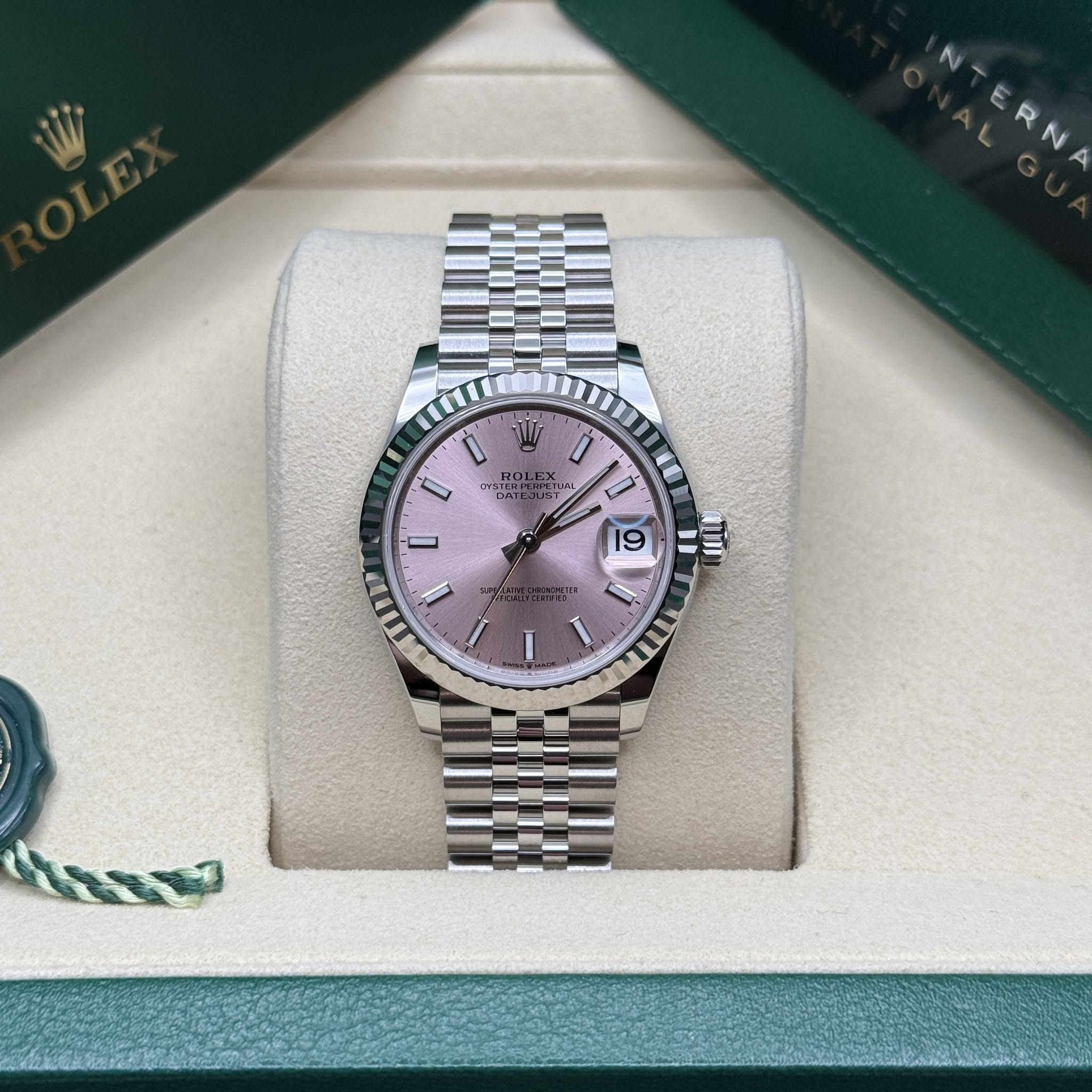 May be an image of wrist watch and text that says 'NTERNA N TERN RN 0 W 0 PSILH LILAL i 10 0 9 I I'
