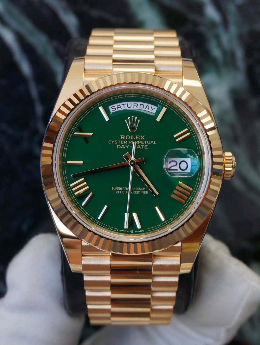 May be an image of wrist watch and text that says 'SATURDAY ATURDAY ROLEX LEX OYSTERPERPETUAL GR RPET TUAL OYSTE PERPETUAL PF DAY ATE Il 20 SUPERLATI RTIFIED III VII III I ハ'