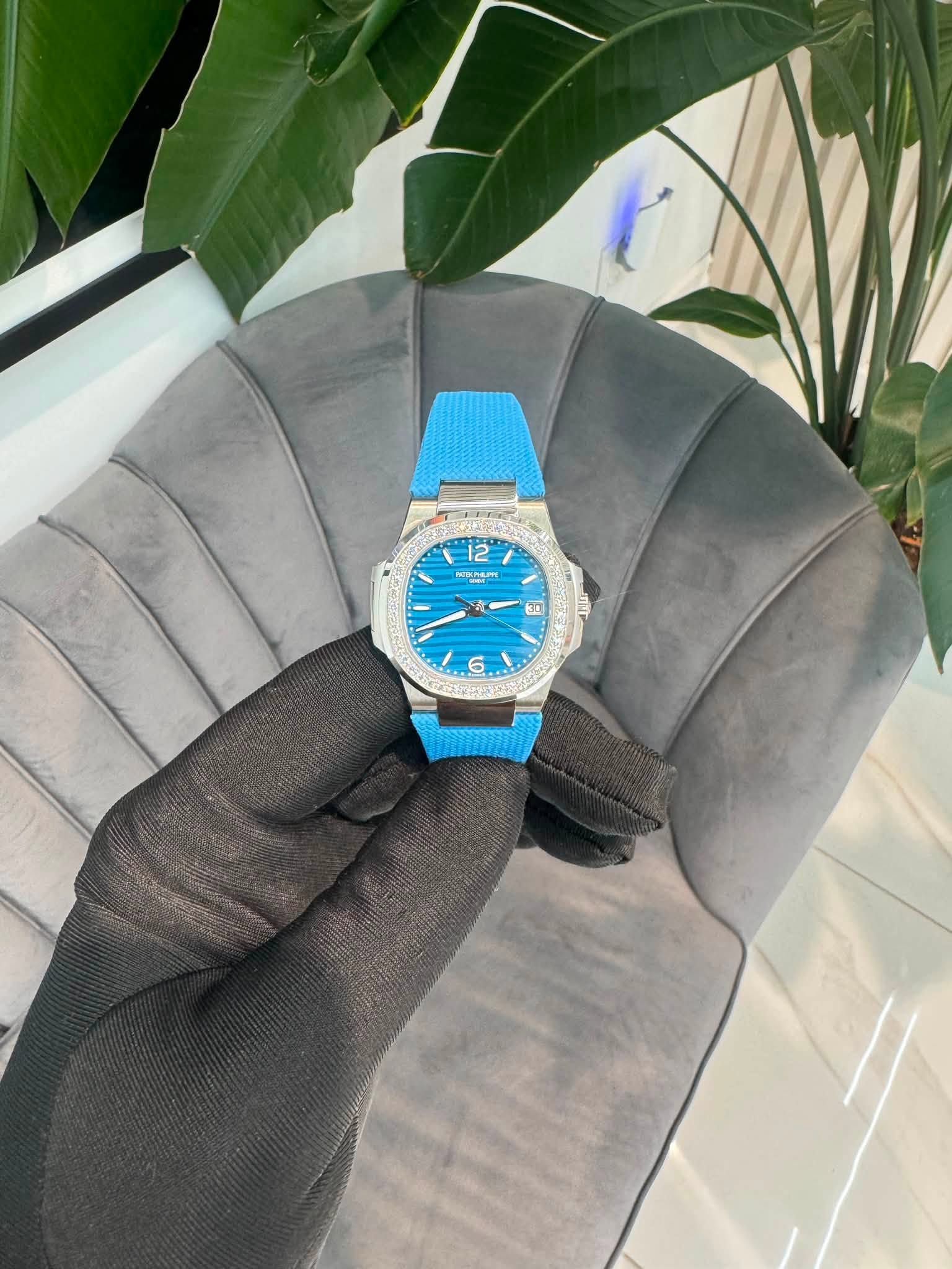 May be an image of wrist watch and text that says '12 h F 6. o'