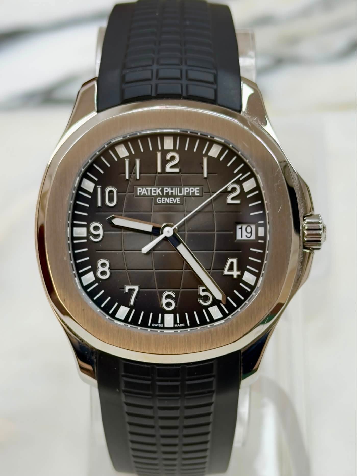 May be an image of wrist watch and text that says ' PATEK PATEKPHILIPPE PHILIPPE GENEVE 2 9 19 8 ۸ 4 5 6 WISS MADE'