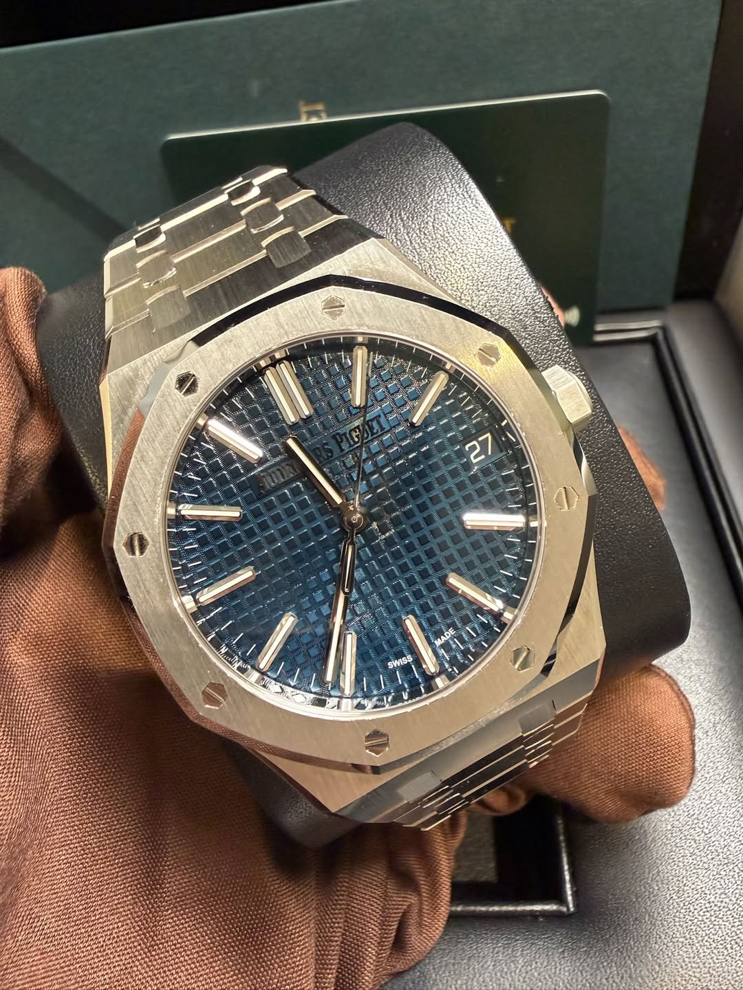 May be an image of wrist watch and text that says '2 MADE MARE SWISS'