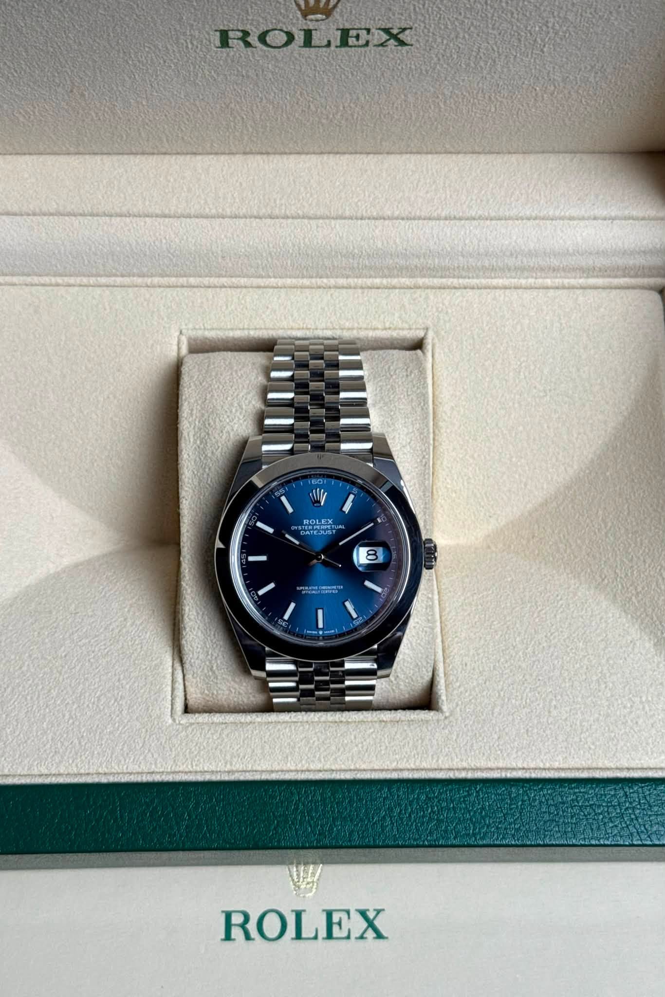 May be an image of wrist watch and text that says 'ROLEX ROLEX ንቤት 8 NO ROLEX'