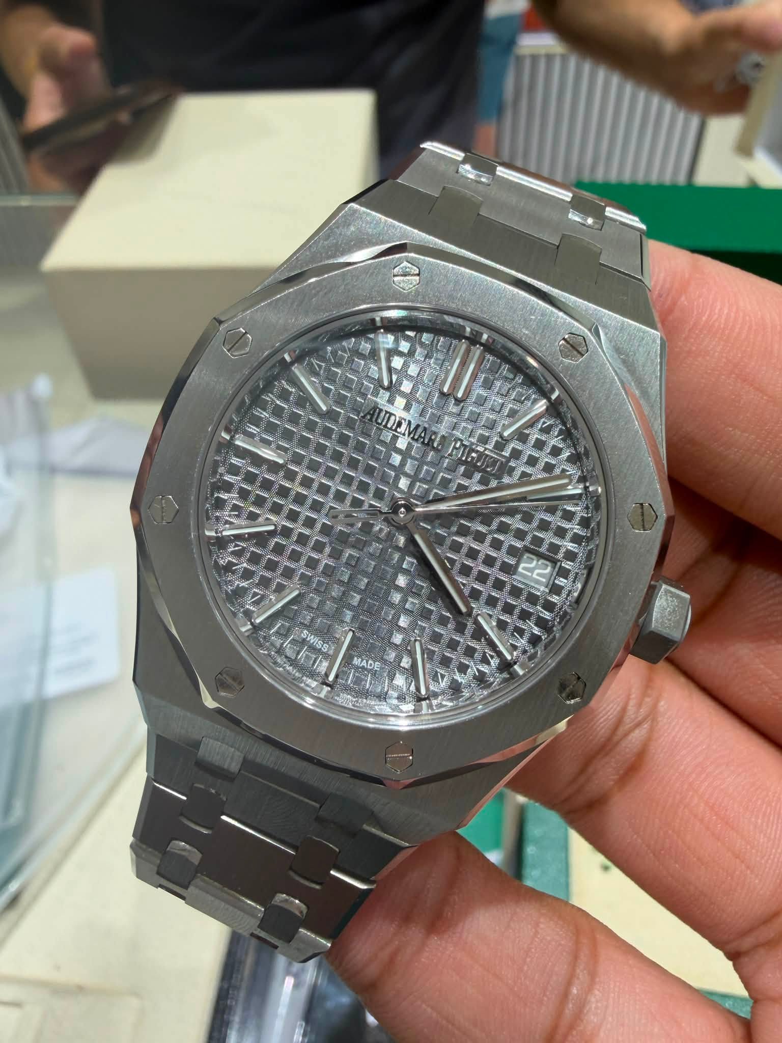 May be an image of wrist watch and text that says 'SWISs MADE'