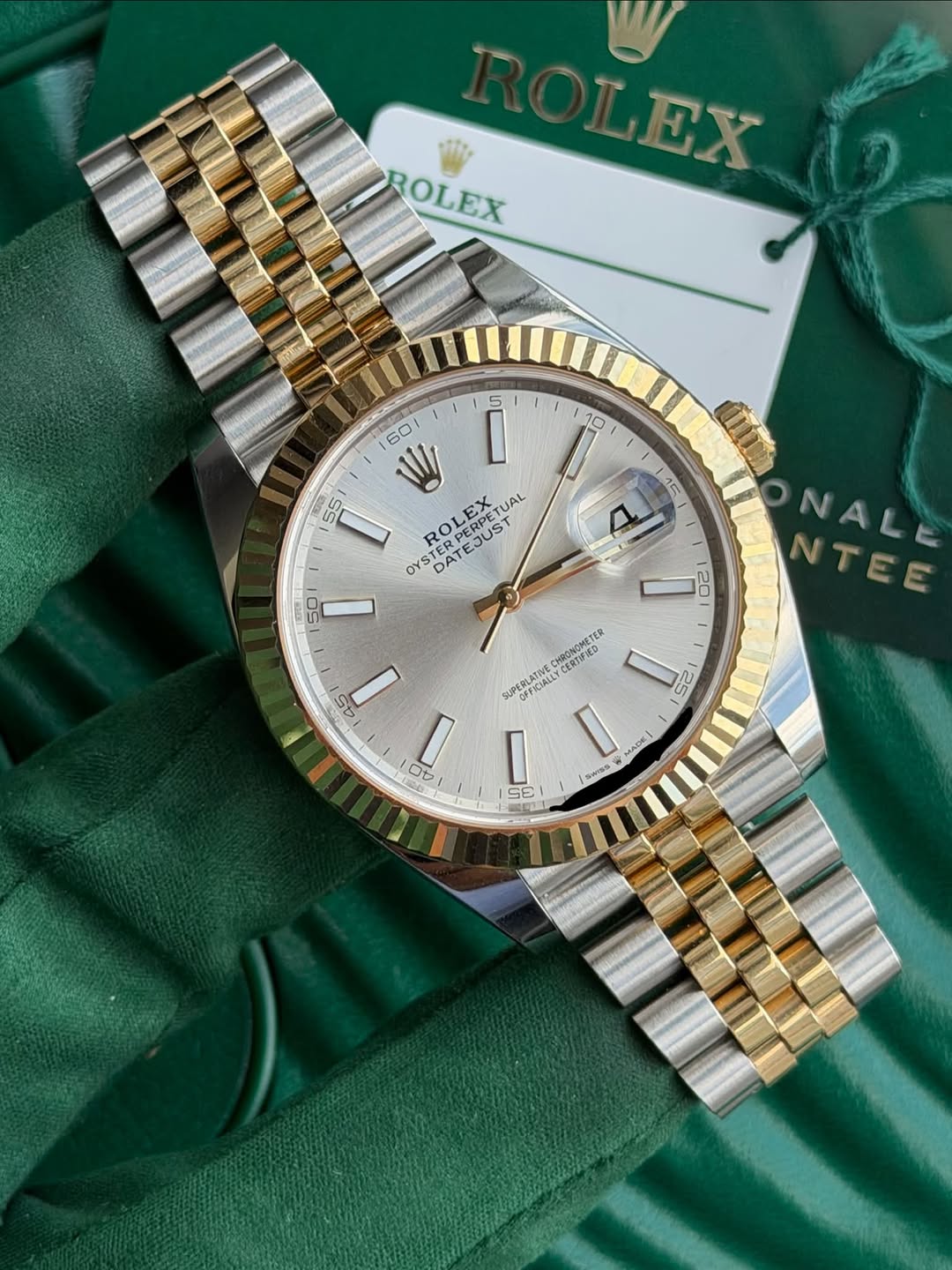 May be an image of wrist watch and text that says 'ROLEX EX W 55 I ROL ROLEX OYS OYSTERP DATE ATEJUST PERPETUAL ETUAL TERPERPETUA CDDETIA 50 I 20 NALE NTEE 45 Jn 4 CHRONOMETER…