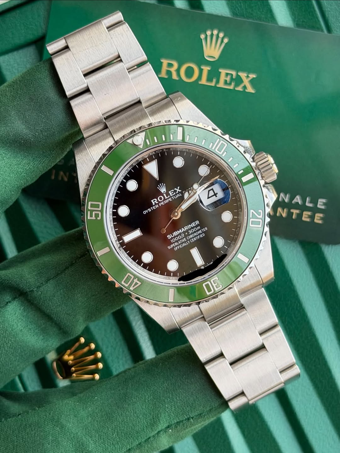 May be an image of wrist watch and text that says 'ROLEX EX I I 10 X ROLE ROI PERPETUAL EX TUAL OYST OYSTER 50 SUBMARINER 300m py6AHET CHRONGMET CERTILIED TER 1000/t 1000/t…