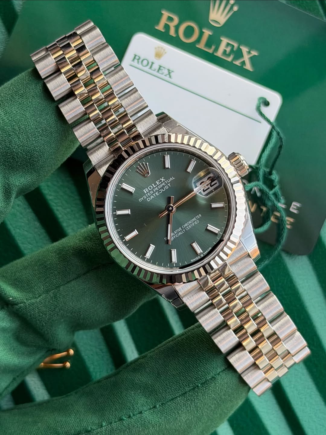 May be an image of wrist watch and text that says 'ROLEX ROLEX ROLEX ROLEX W I TERPERPETU LEX ERPET PERPETUA EJUST UAL 0 STER DATEJUST OL OY YS WATE CHRONOMETER て美英すぼだD ፍቲ 婴1会 TER…