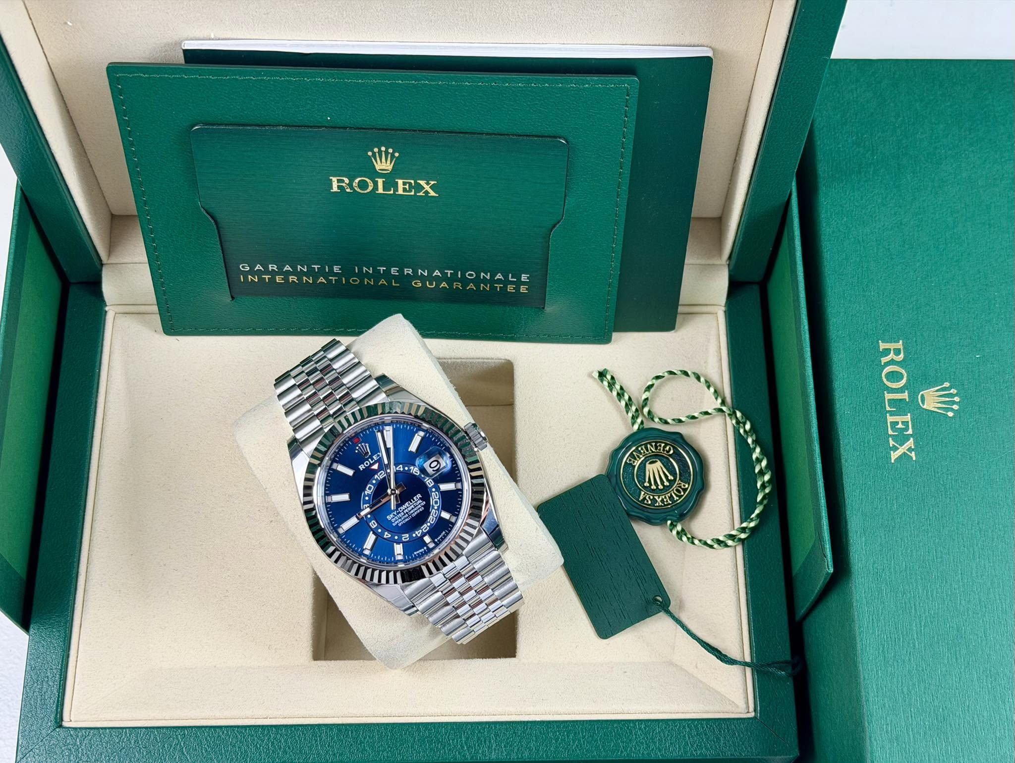 May be an image of wrist watch and text that says 'ROLEX GARANTIE INTERNATIONALE INTERNAT LGUARANTEE GARANTIEINTERNATIONALE ALGUARANTRE GUAR RANTEE 1M OL ወኒቶ 16 A Gay ወን።ደ ห 1 1焙…