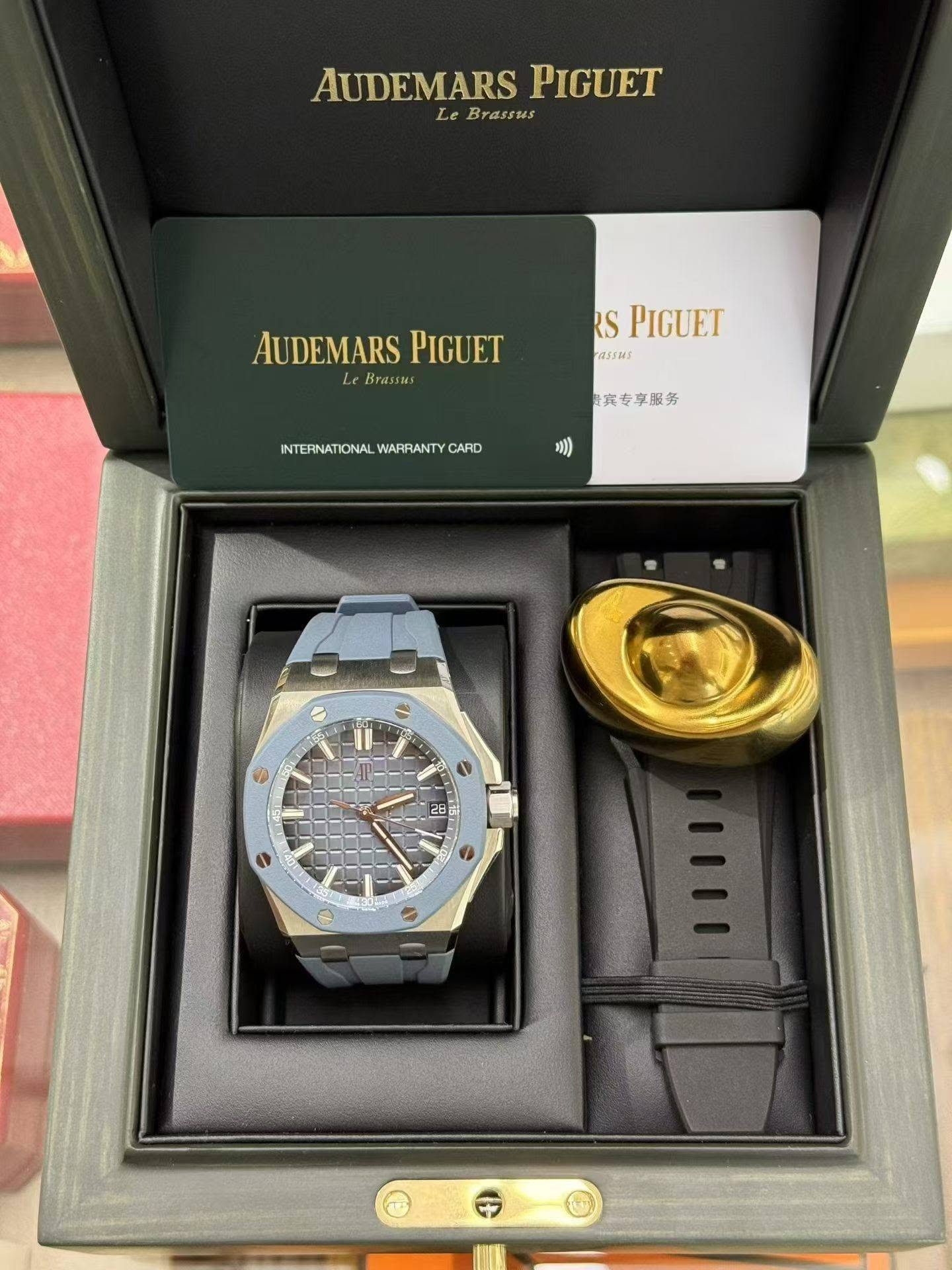 May be an image of wrist watch and text that says 'AUDEMARS AUDEMARSPIGUET PIGUET LeBrassus Le Brassus AUDEMARS PIGUET Le Brassus S PIGUET rassus INTERNATIONAL WARRANTY…