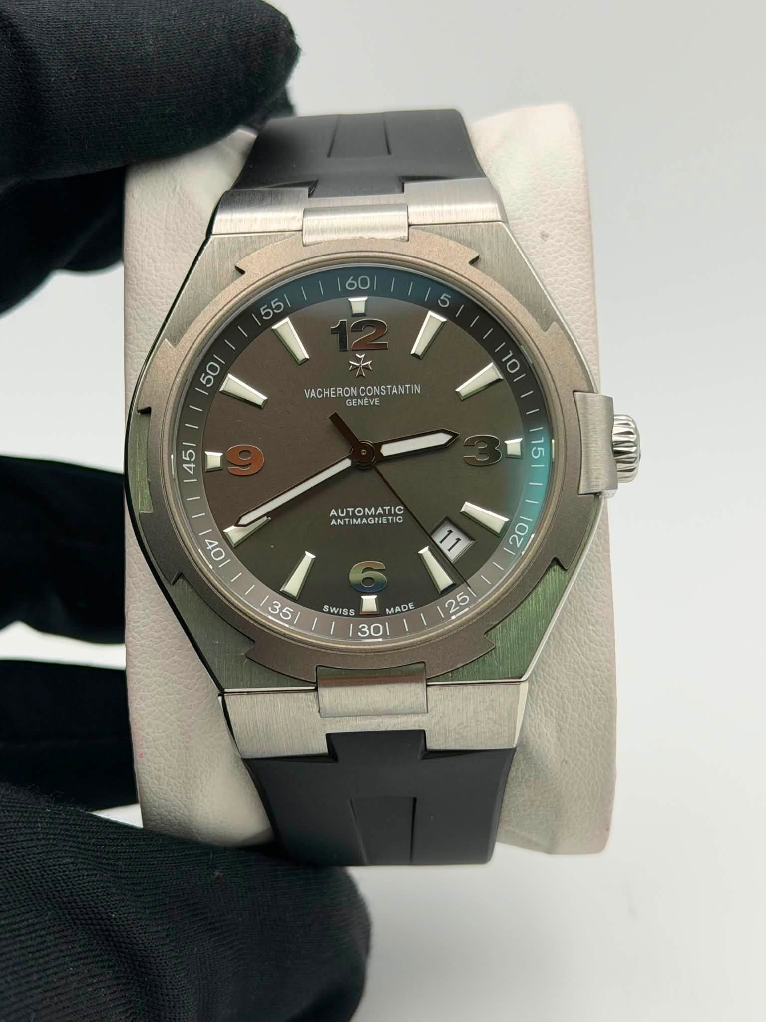 May be an image of wrist watch and text that says ' VACHERON VACHERONCONSTANTIN NCONSTA GENEVE AUTOMATIC ANTIMAGNIETIC JE 11 ANTIM IMAGNETI O 122 SWISS 50, 30 MADE 25 35'