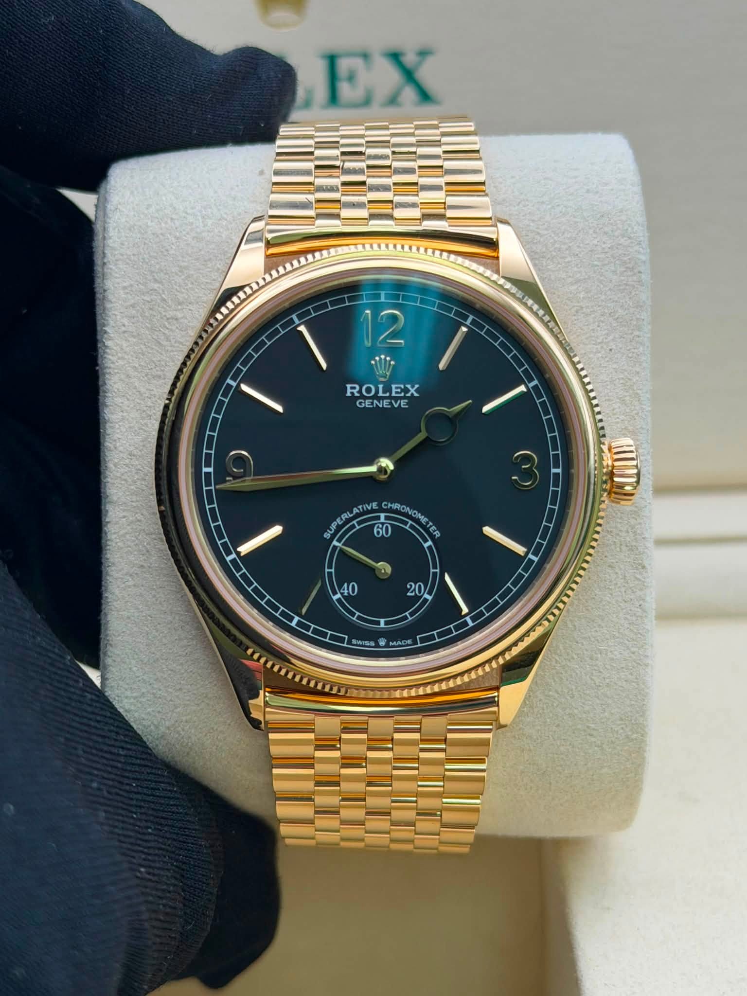 May be an image of wrist watch and text that says 'EX ICT I 12 ROLEX GENEVE لن SUPER LA TIVE UP 60 HRONOMET TER I መ ถ 40 20 DE'