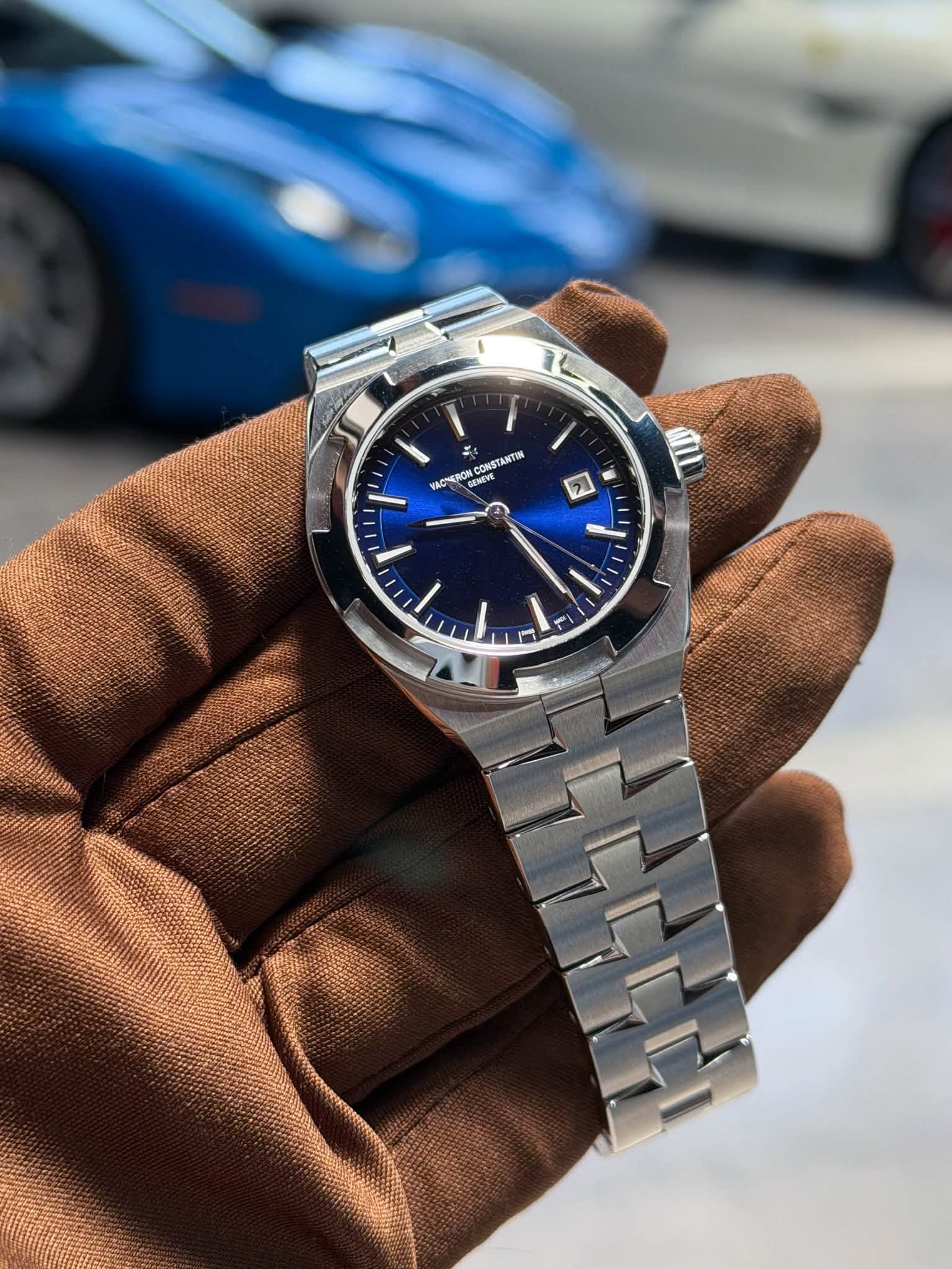 May be an image of wrist watch and text that says 'P i VACHE ONe GENEVE 究 CONSTANTION ANTION II 71 1 1'