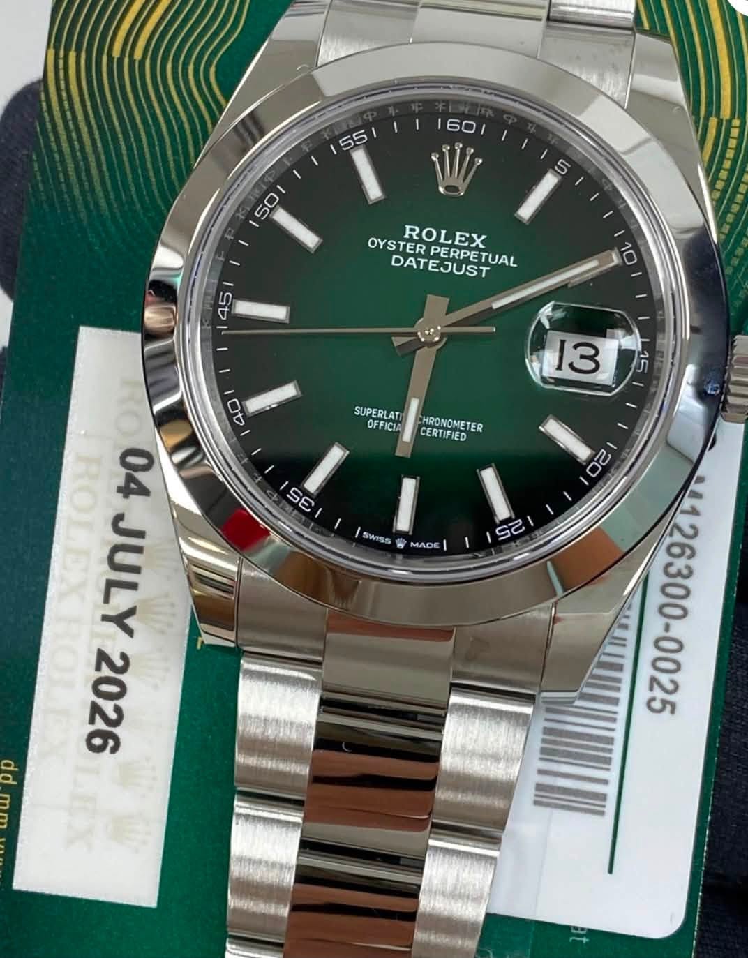 May be an image of wrist watch and text that says ' OYSTER PERPET DATEJUST TUAL ROLEX SUPERLAT FFICIA 15 HRONOMETER CERTIFIED SO 5 SWISS 寺 MADE O 04 山 JULY 2026 C 2S OD -p หอวั'