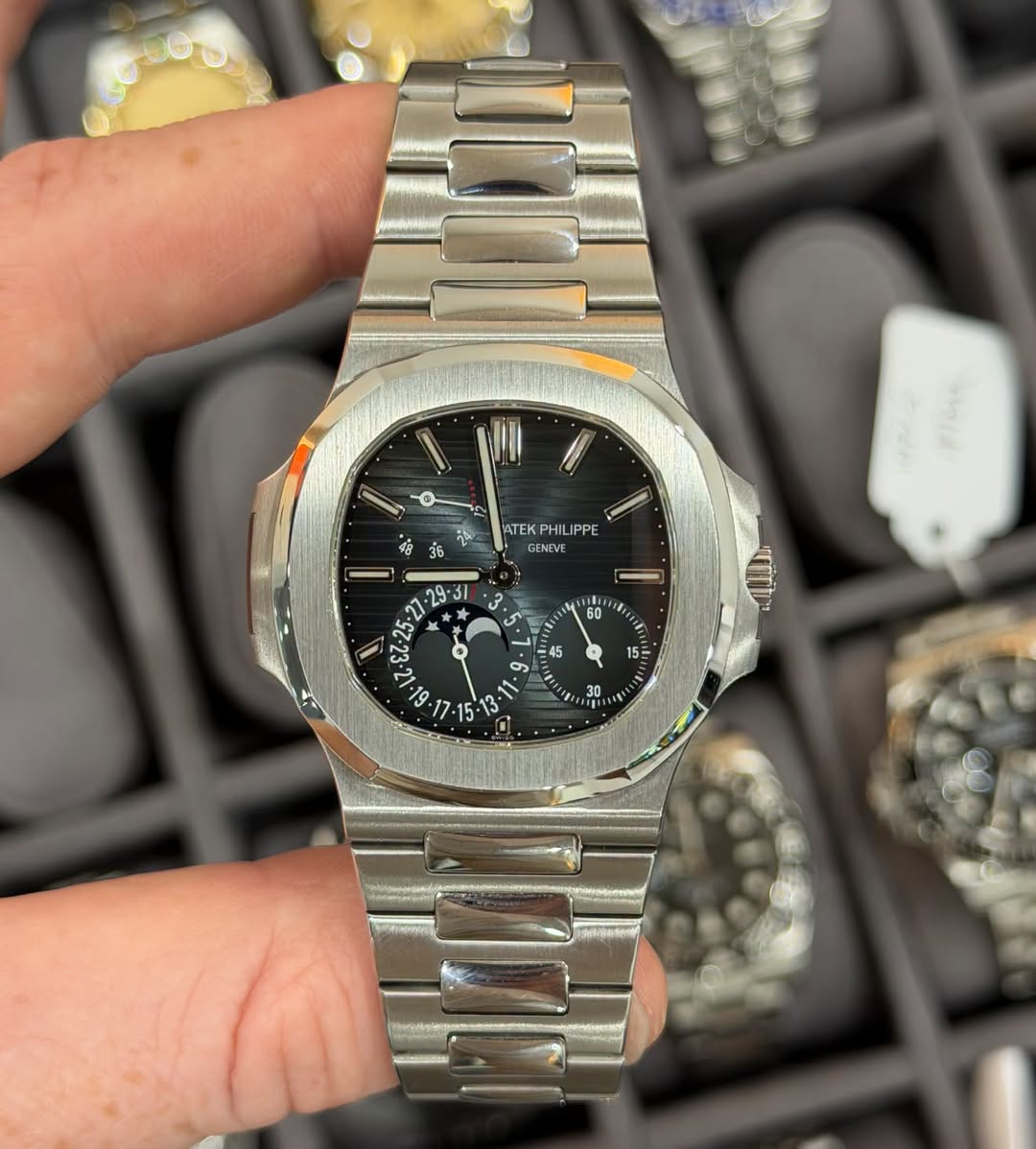 May be an image of wrist watch and text that says '0 12 A 48 36 ATEKPHI KPHI ATEK GENEVE PPE ۰ တ 15 30 rgA 30'