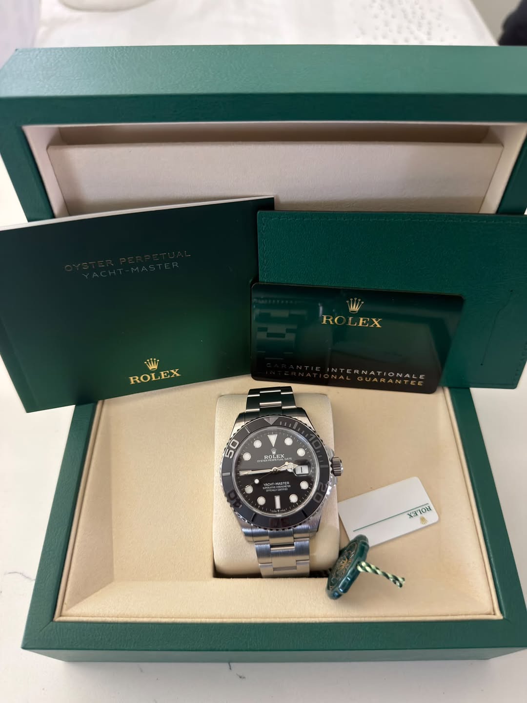 May be an image of wrist watch and text that says 'ليا ROLEX RO EX W ROLEX INT NTERNATIONALE NATIONAL S0 ROL.EX . 1 FrS x3noH'