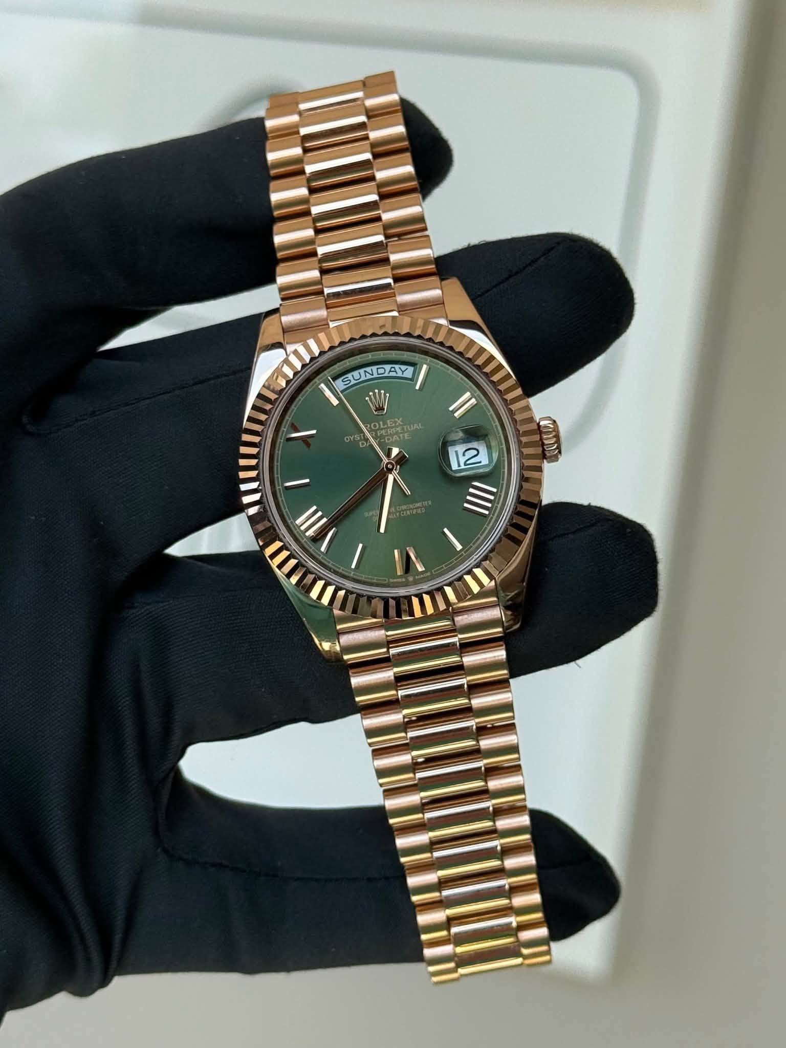 May be an image of wrist watch and text that says 'SUNDAY W OLEX SERVET בככנש a IIII 111 II VI'