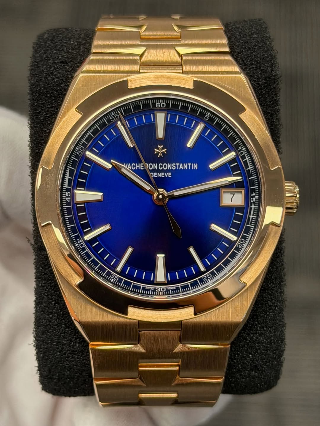 May be an image of wrist watch and text that says '60 VACHERONCONSTANTIN ACHER VACHERON CONSTANTIN GENEVE 45 ሠጣ ก็ส dnau កាស 35 1'