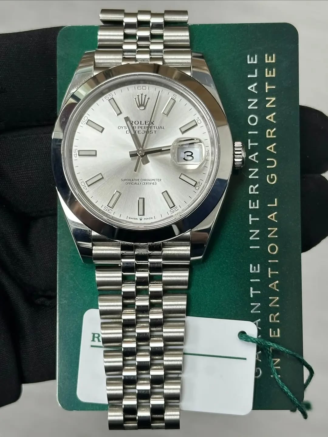 May be an image of wrist watch and text that says ' OYS OLE RPER PER EJST 一 TUAL 40 SUPEELATIN CHRONOMETER OFFICALLY FALLYCERTFIE CERTFIED J ลร MADE 10 3 お 15 QQLUN RNATIONALE…