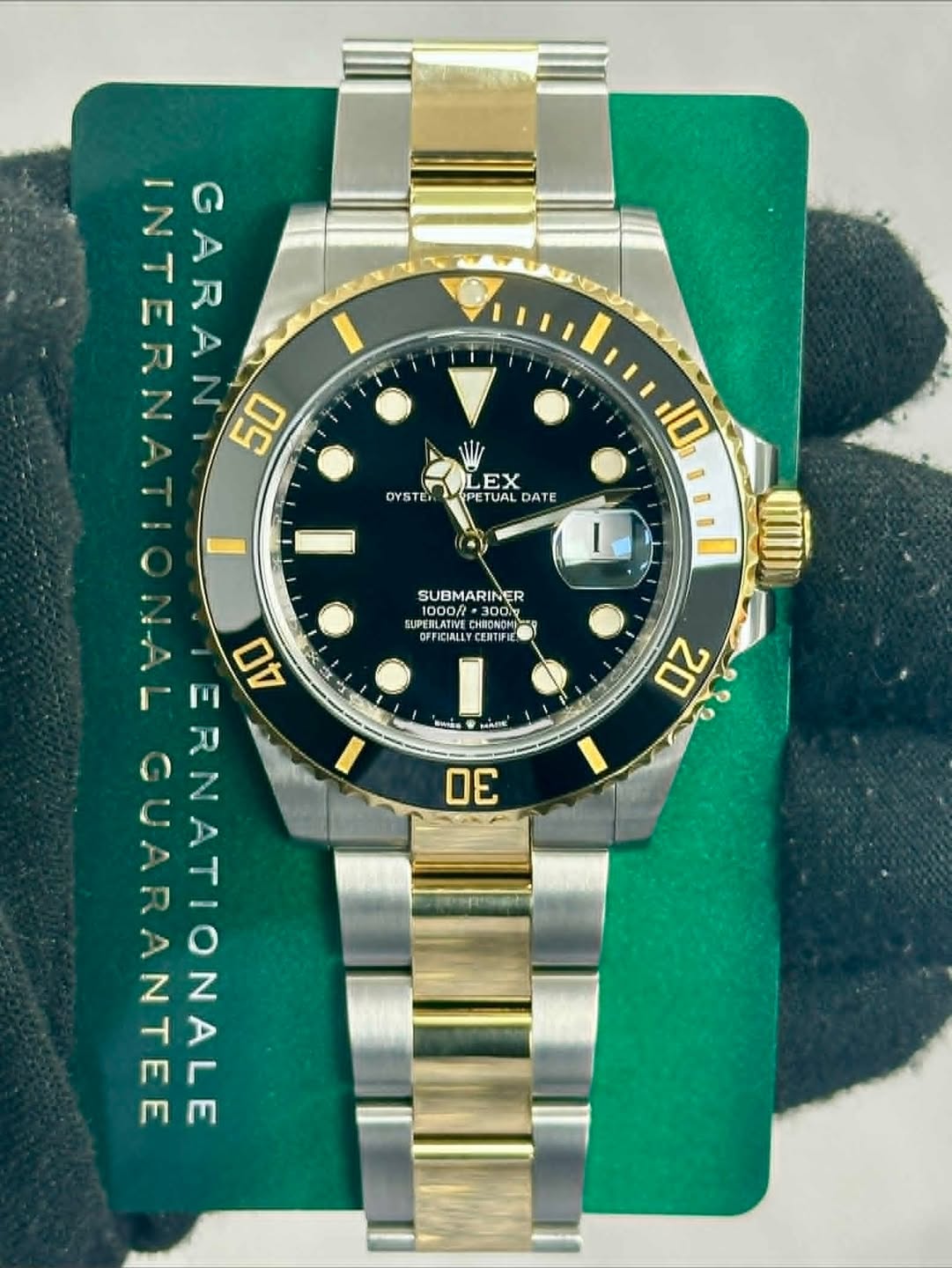 May be an image of wrist watch and text that says 'i GARANI 50 OYSTE EX PE UAL DATE 10 SUBMARINER لا 1000f- 300.g UPERLATIVE தம PELATNE OFFICIALL FFICIALLY CHIONON CEUTIFIE…