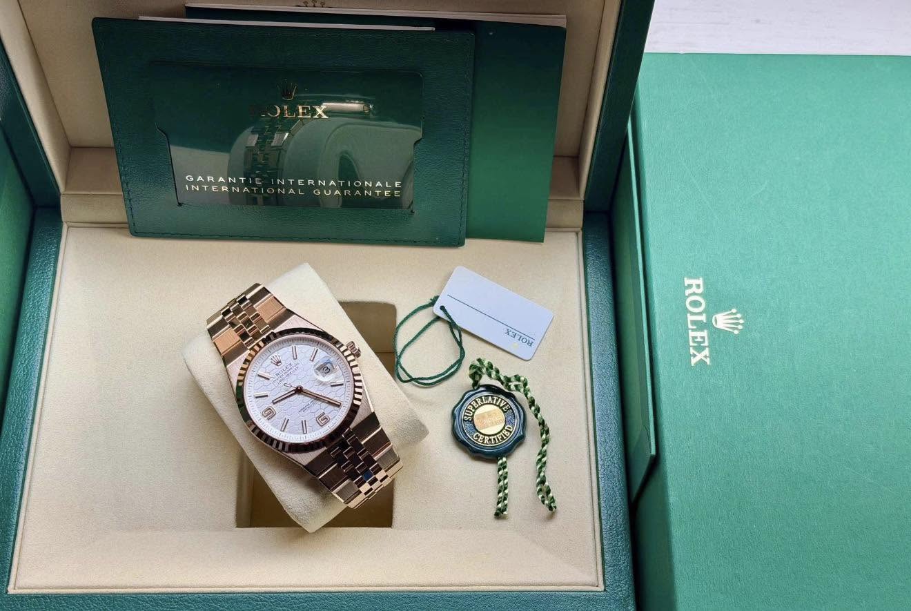 May be an image of wrist watch and text that says 'GARANTIE INTERNATIONALGUARANAL INTERNAT GARANTIEINTERNATIONALE IONAL NTERNATIONALI TIONALE ONALGUARANTEE ONAL 10 3U 2 순 XITON…