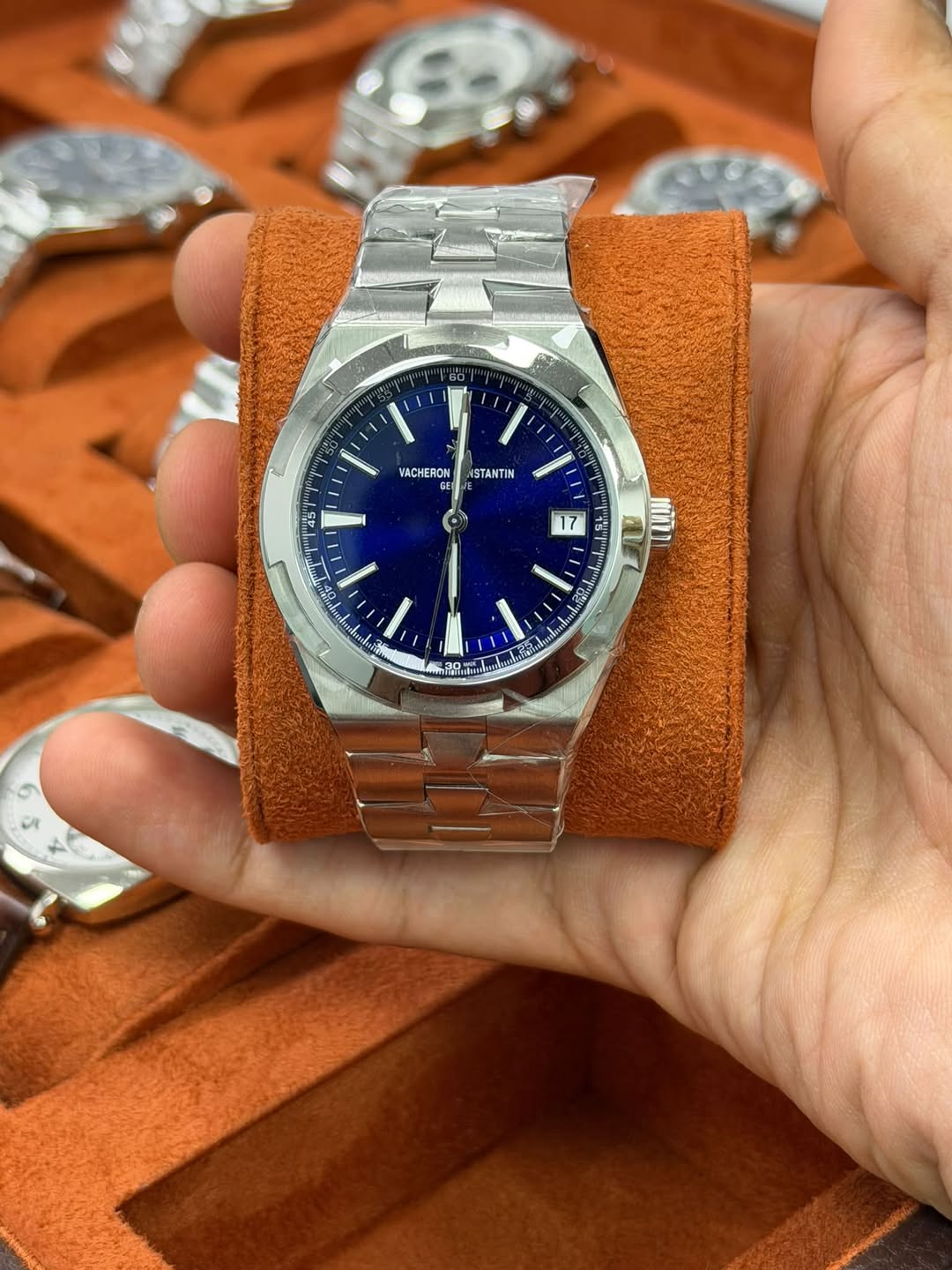 May be an image of wrist watch and text that says '١ VACHERON ز ASTANTIN TIN ISTAN 45 17 I LIA 福福 8 30m ካ 어'