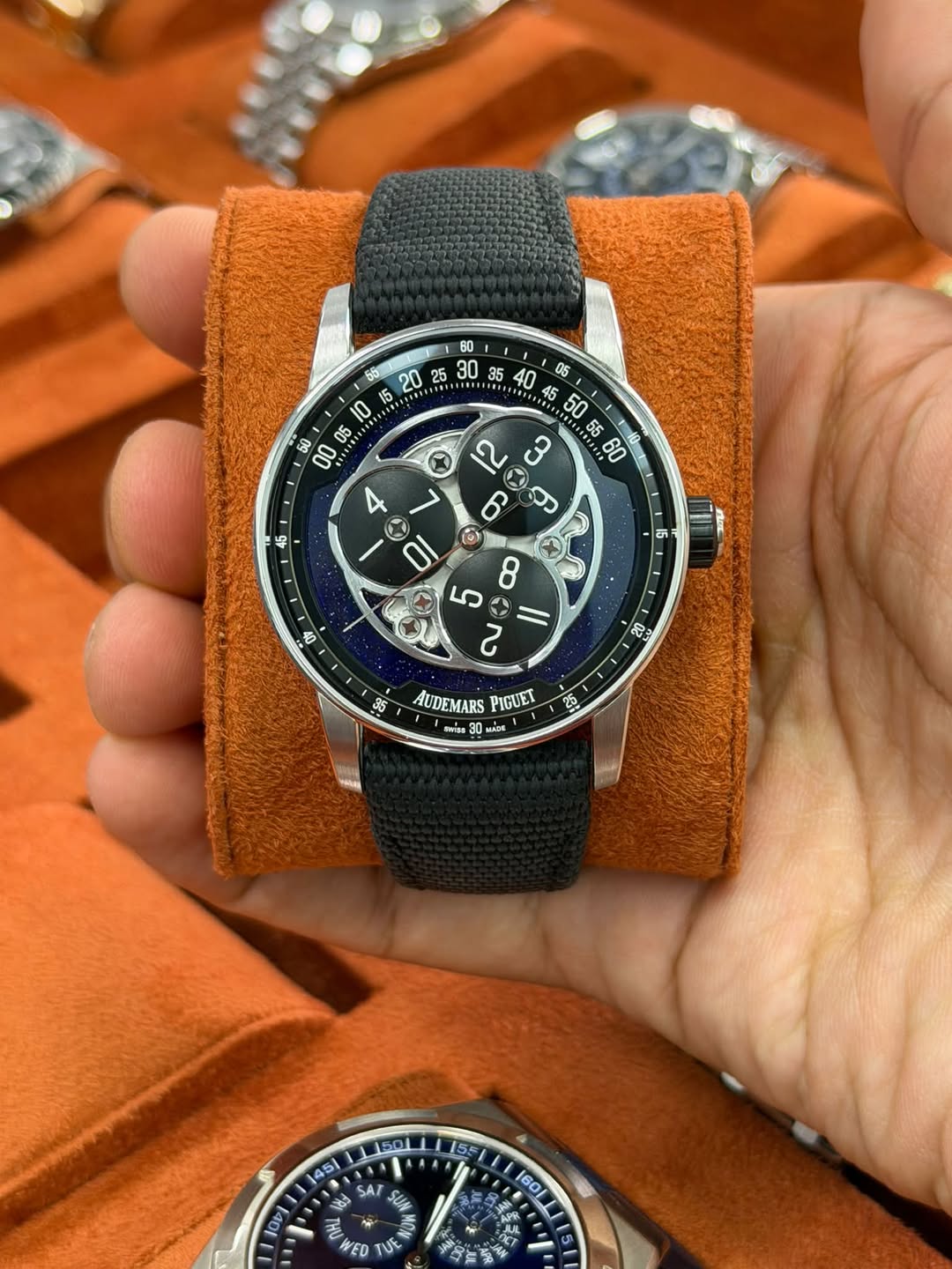 May be an image of wrist watch and text that says ' U U S 05 50 5 لم ي 3 60 CV 15 ት 5 n + 8 X 2 # 02 35 AUDEMARS PIGUET SWSS MADE مدس 13 Heлa |'