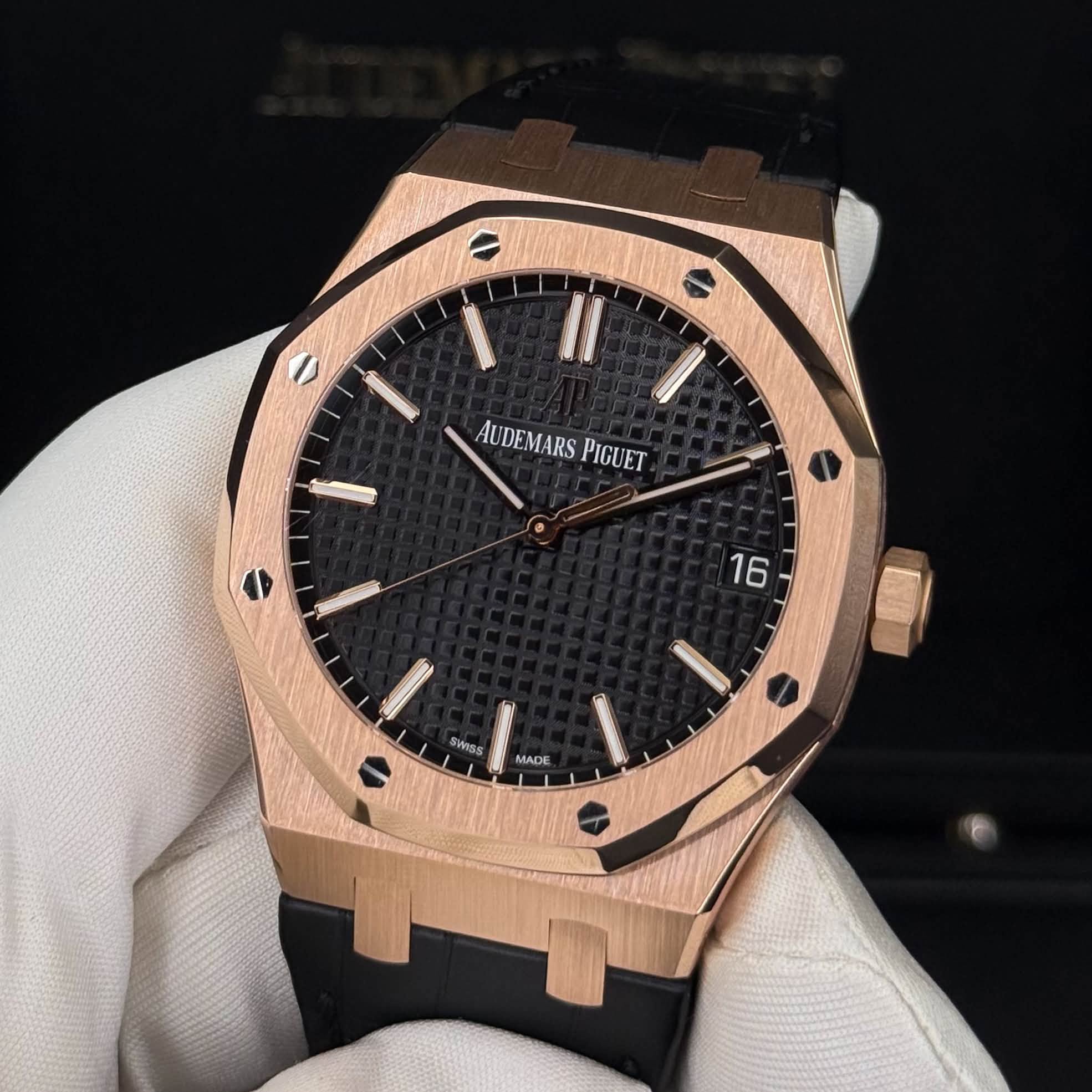 May be an image of wrist watch and text that says '1 AUDEMARS AUDEMARSPIGUET PIGUET I 16 SWISs MADE'