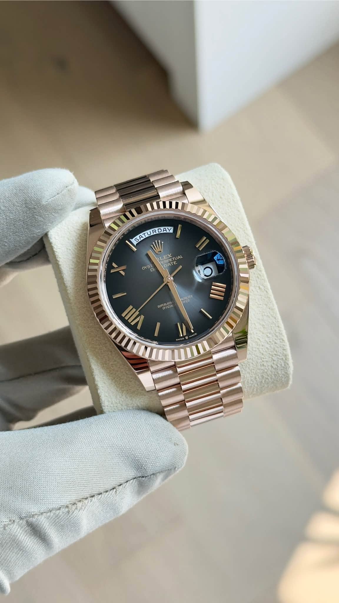 May be an image of wrist watch and text that says 'SATURDAY W W LEX TE 0ο YST 7 10 IIII VIII 6PCB'