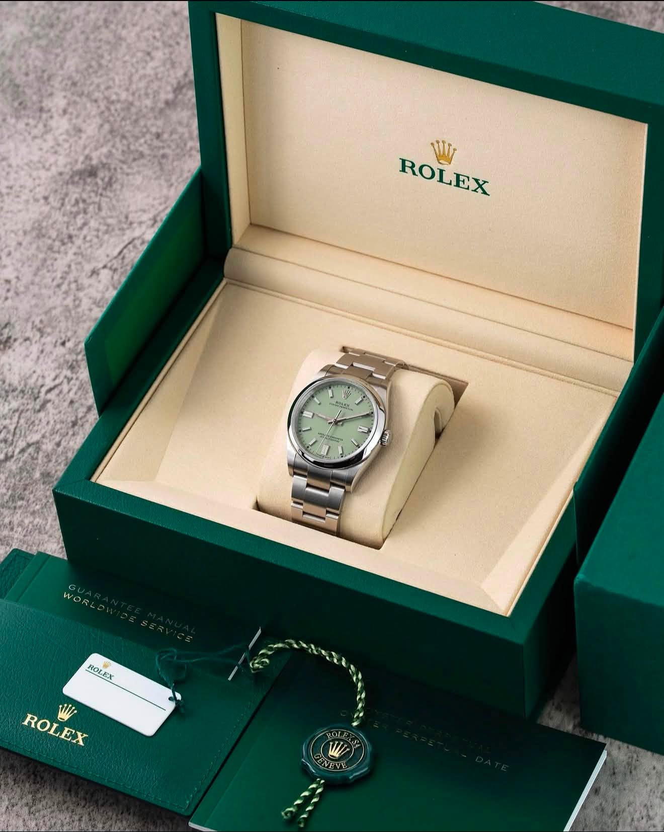 May be an image of wrist watch and text that says 'N ROLEX S B D WORLDY ROLEX ROLEX ROLEX ROLEX W NEVE'