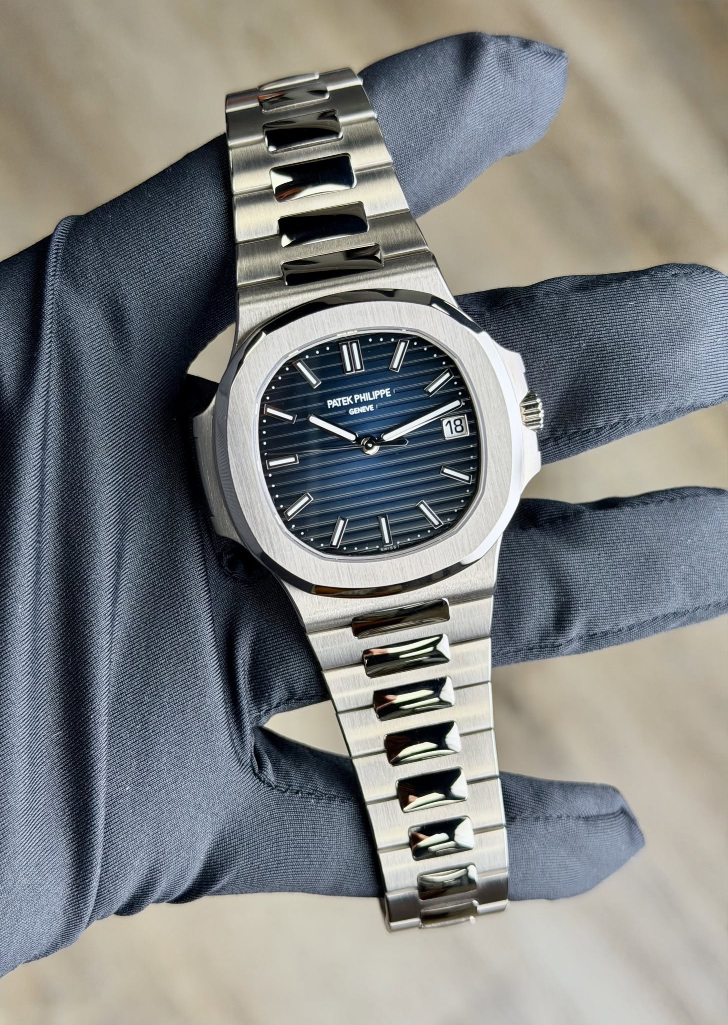 May be an image of wrist watch and text that says 'l II I PATEK GENEVE PATEKPHILIPPE GENEVE PHILIPPE 18 Ι ー I .'