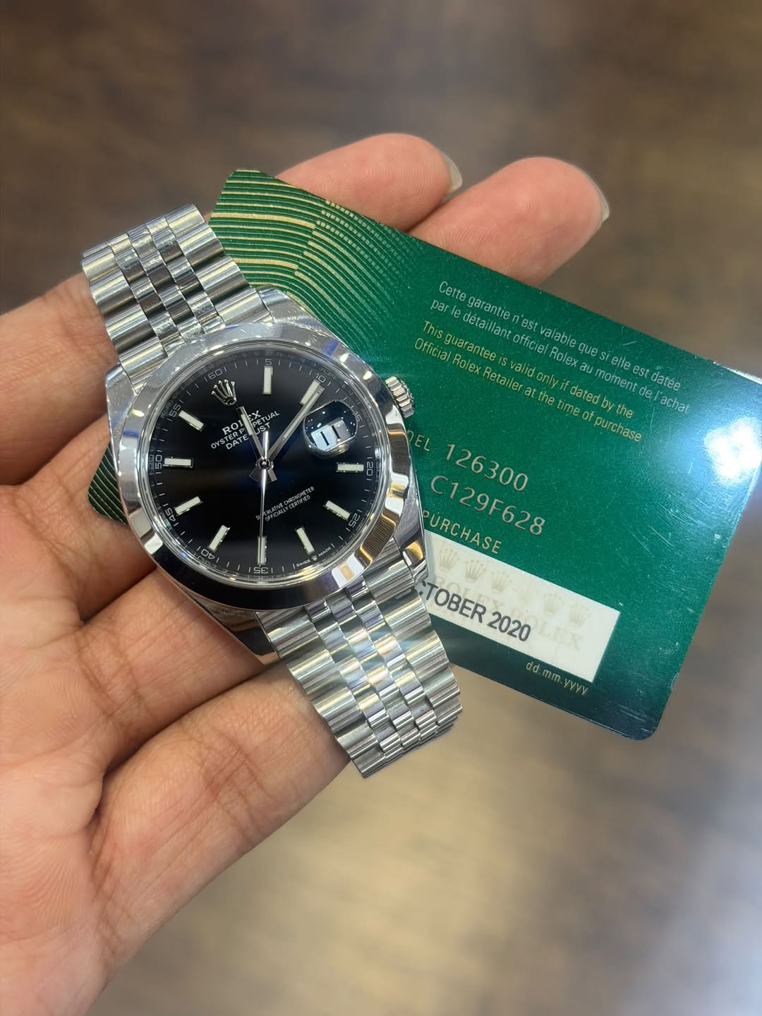 May be an image of wrist watch and text that says 'Cette enegarantie garantie parie This détaillant est Official quarantee deraillant offciel valable Rolex Retallera svaild valido…