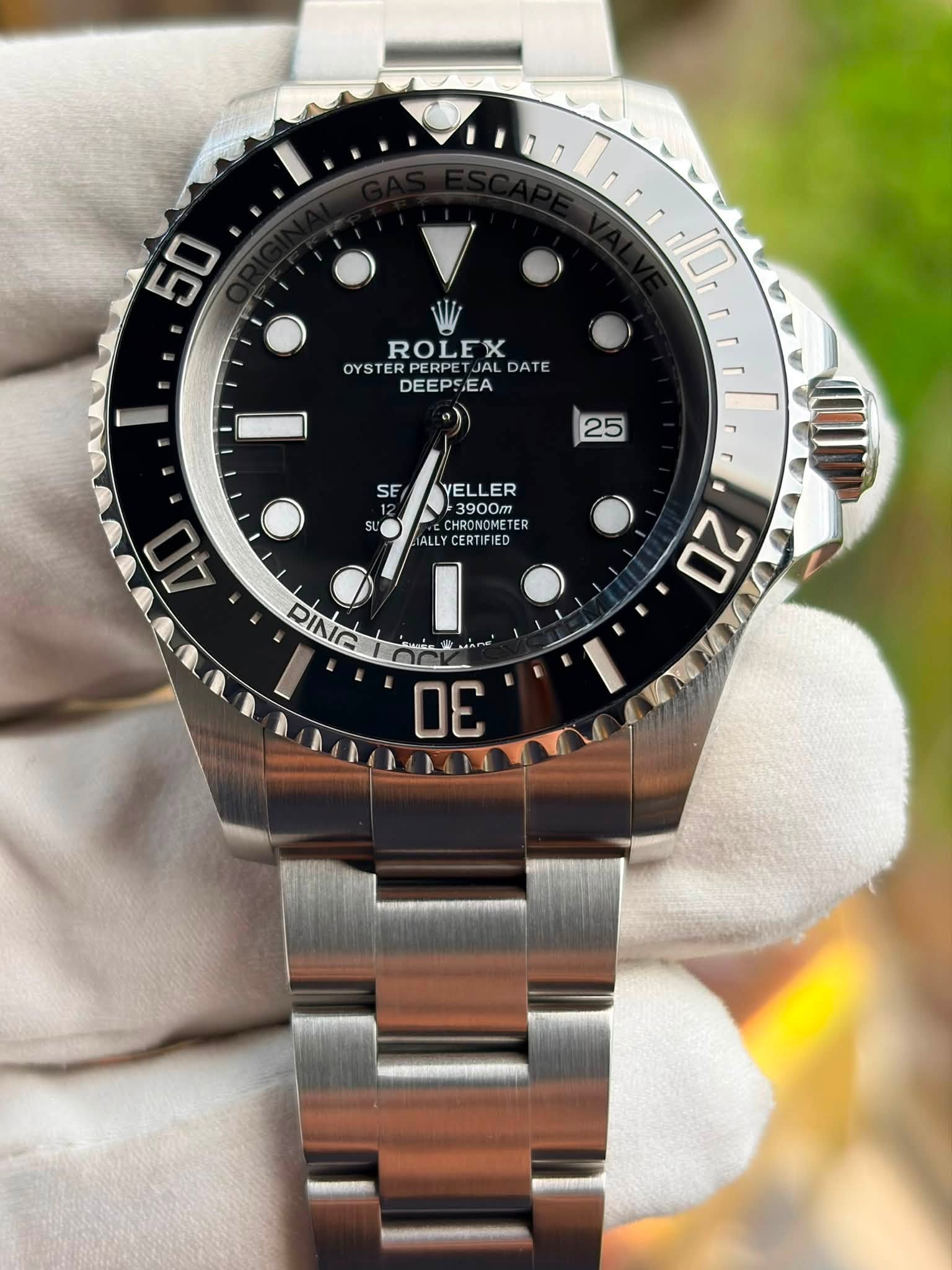 May be an image of wrist watch and text that says '50 10 ROLEX OYSTERPERPETJALDA DATE OYSTER DEEPSEA SEA 25 SE YELLER 3900m 3900m HRONOMETE CHRONOMETEI TER م ALLY I 30 40 NNO ก…