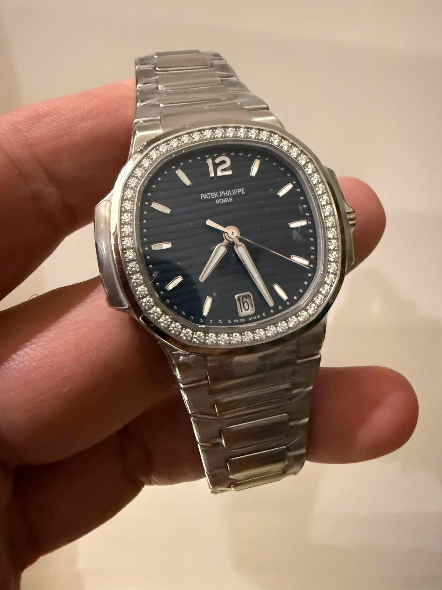 May be an image of wrist watch and text that says '12 PATEK PATEKPHILIPPE PATEKPHILIPPE LIPPE PHILI GENEVE 16'