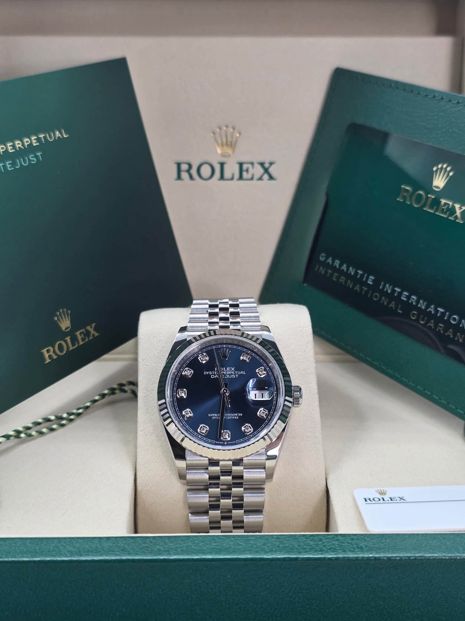 May be an image of wrist watch and text that says 'ERPETUAL EJUS ROLEX R 60 배일 아센이 安 ROLEX'