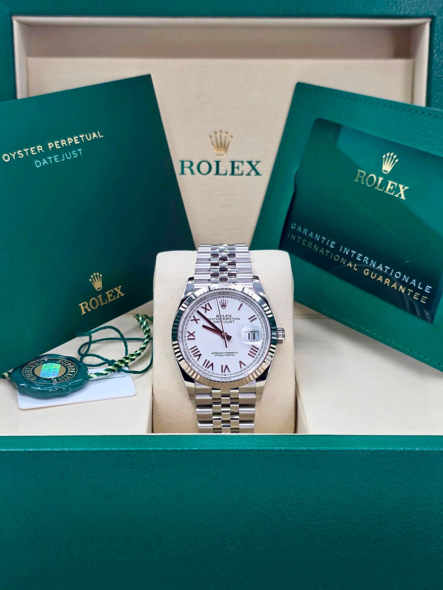 May be an image of wrist watch and text that says 'OYSTERPERPETUAL OYSTER PERPETUAL DATEJUST ROLEX ROLEX ROLEX mI II XI おー Tulk ロ דתתית 1 INTERNATIONALE MEBEROYA GUARANTE មាង IX…