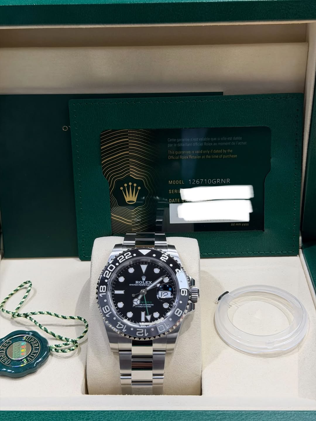 May be an image of wrist watch and text that says '24 ROLEX LE 12 2 ر ه 0 12 S 8 10 ح ل'