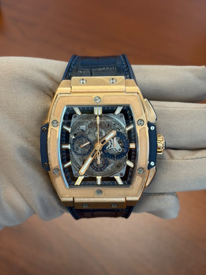 May be an image of wrist watch and text that says 'G 1 T'
