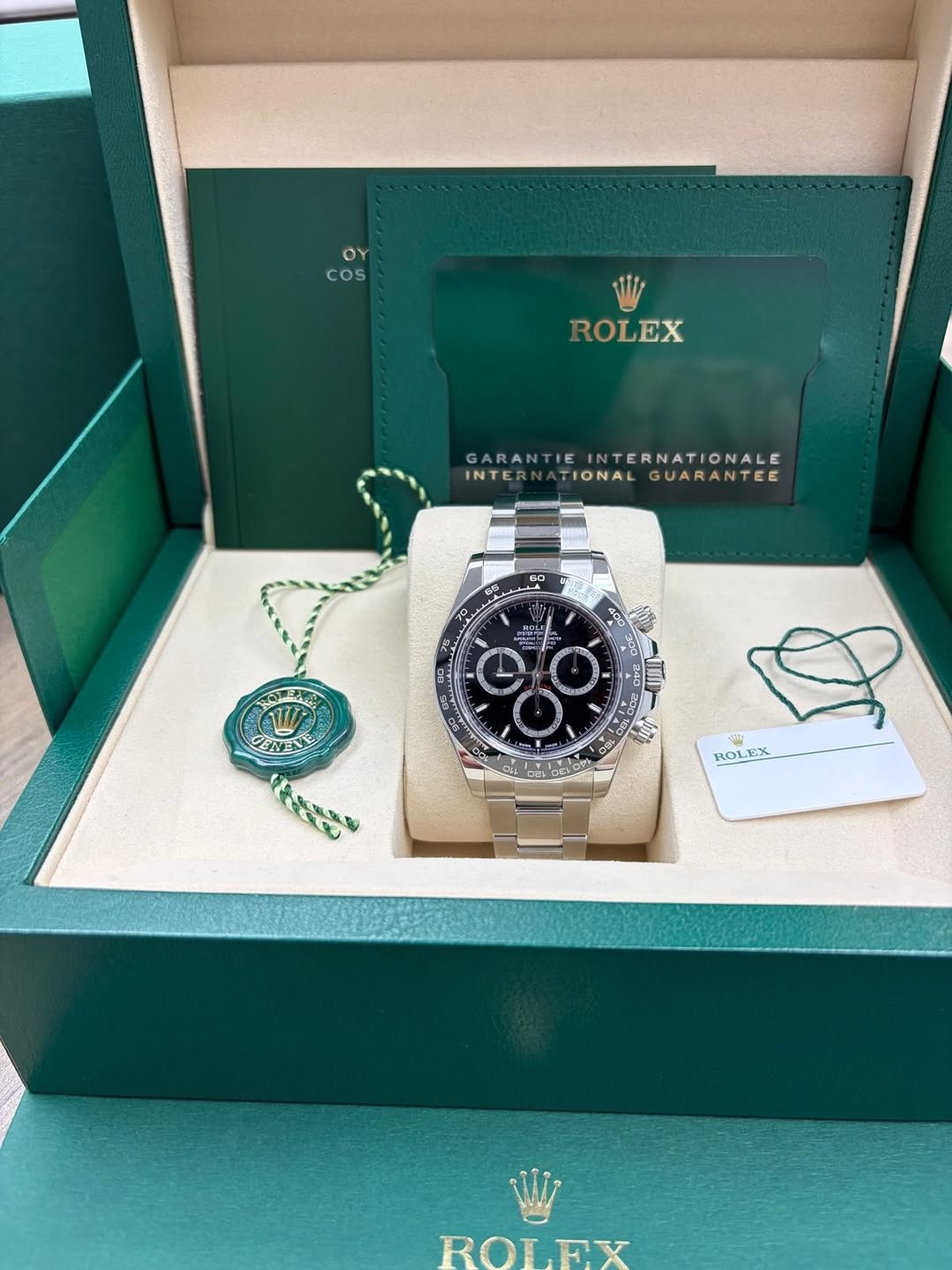 May be an image of wrist watch and text that says 'OY COs ROLEX GARANT EINTERNATIONALE INTERN INTERNATIONALGUARANTEE TIONAL GUARANTEE GO ክ 3 M DLE E የያ W CEWENL E GAN C ROLEX ROL…