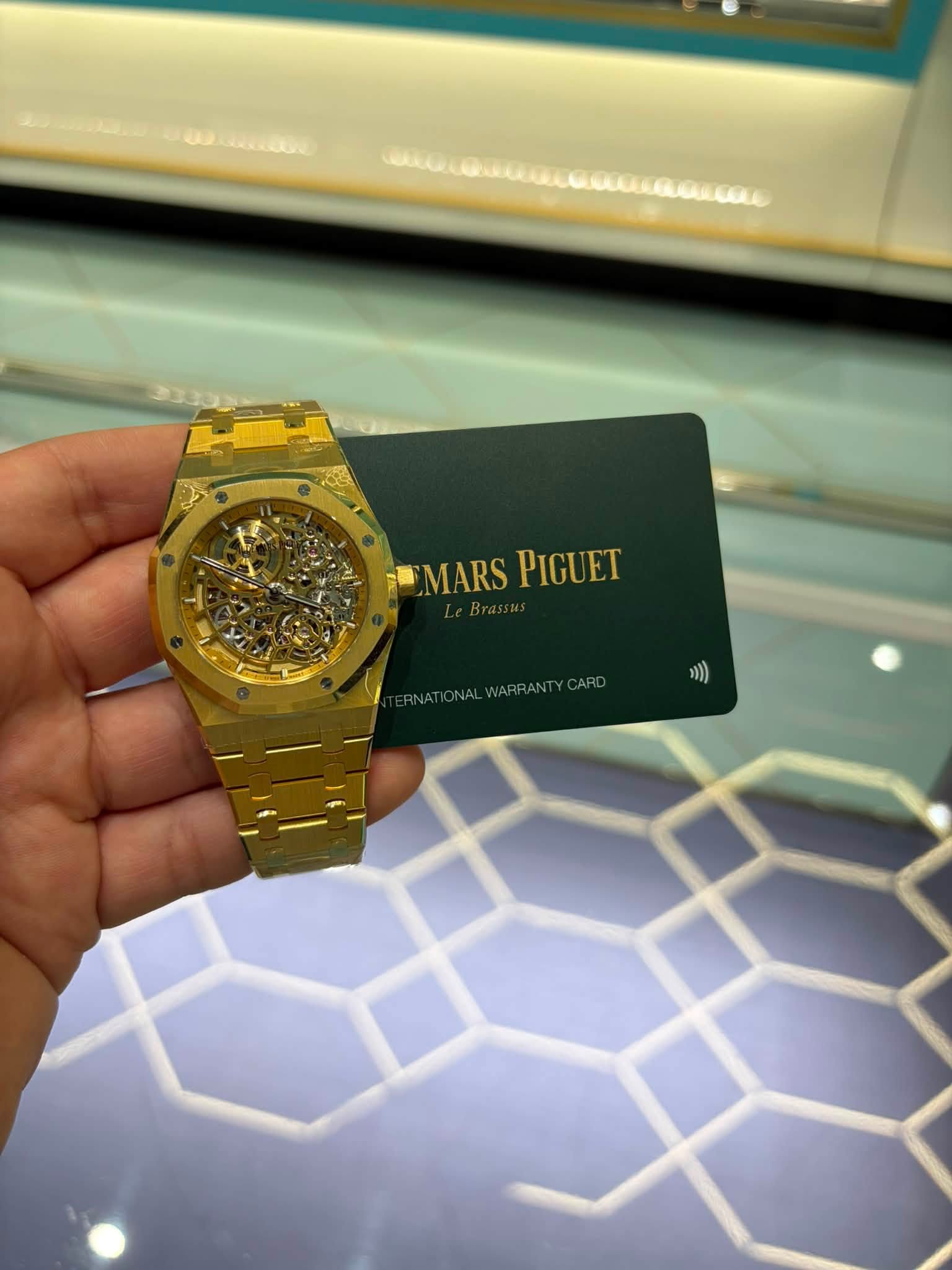 May be an image of wrist watch and text that says 'EEMARSPIGUET EMARS PIGUET )'