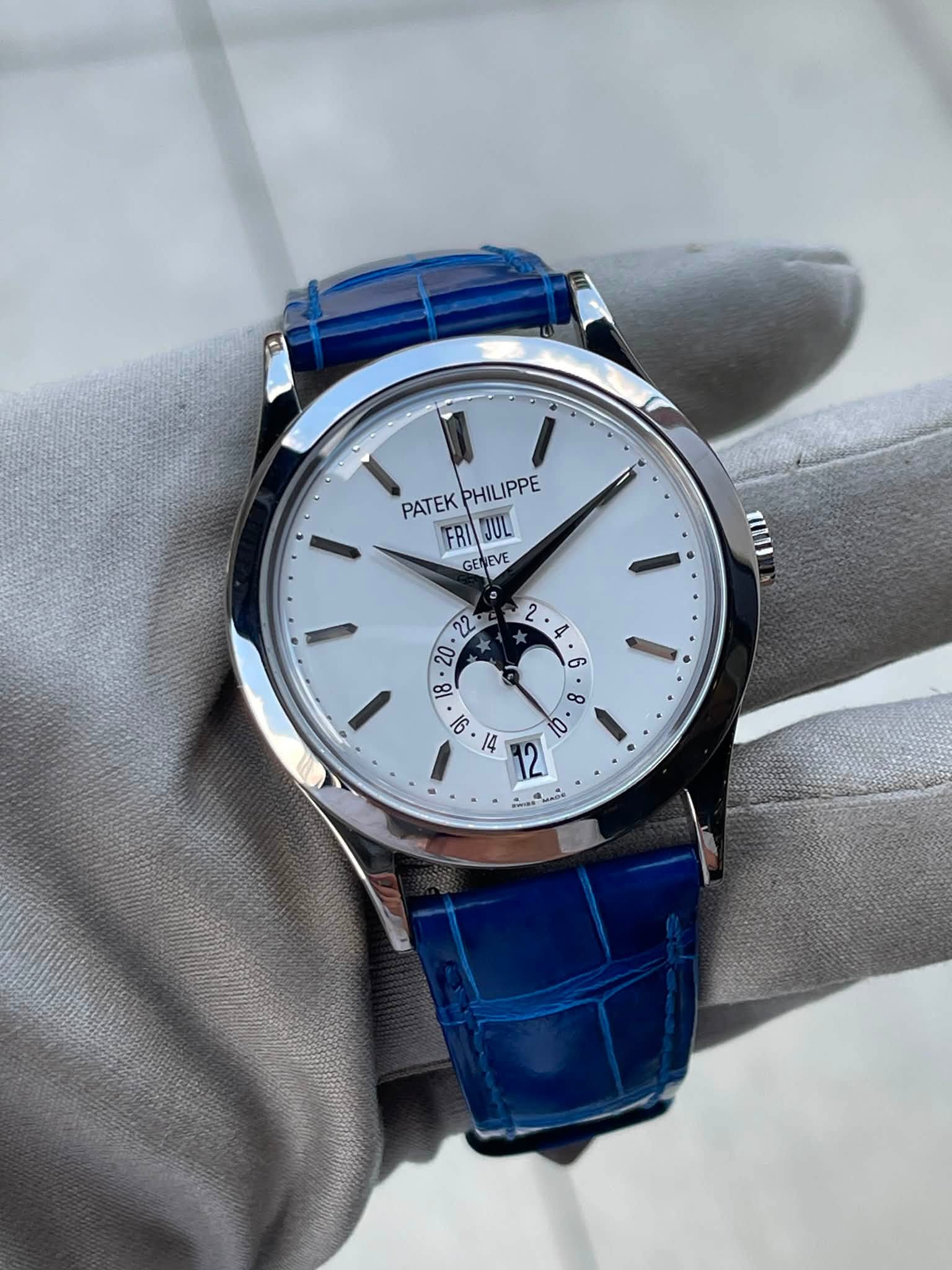 May be an image of wrist watch and text that says 'PATEK PATEKPHILIPPE PHILIPPE FRI FRINJUL JUL GENEVE EVE O qn'